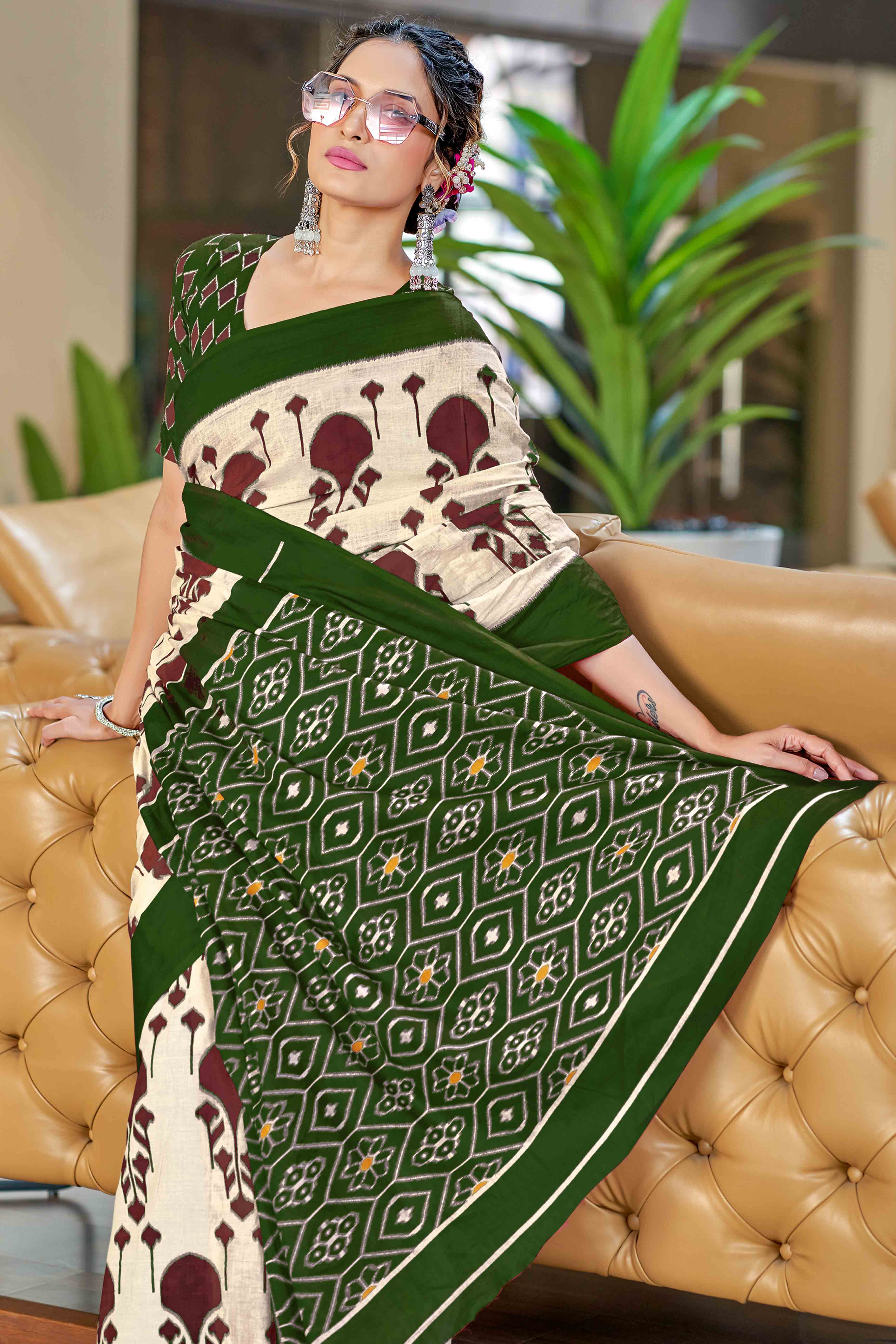 Cream & Green Abstract Printed Soft Pure Cotton Saree