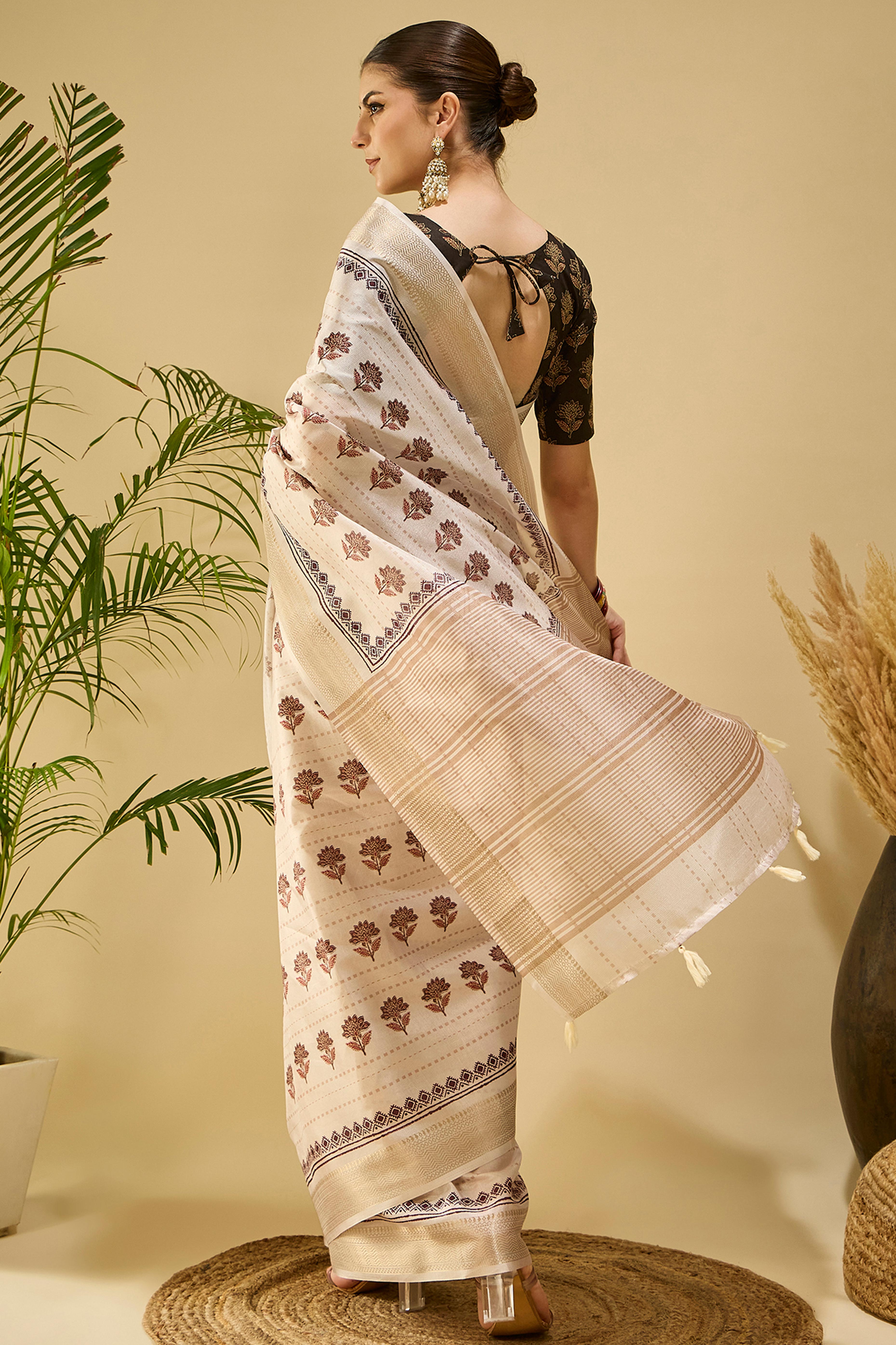 Classic Cream Floral Katki Cotton Silk Saree Adorned With Tassel Finished Pallu