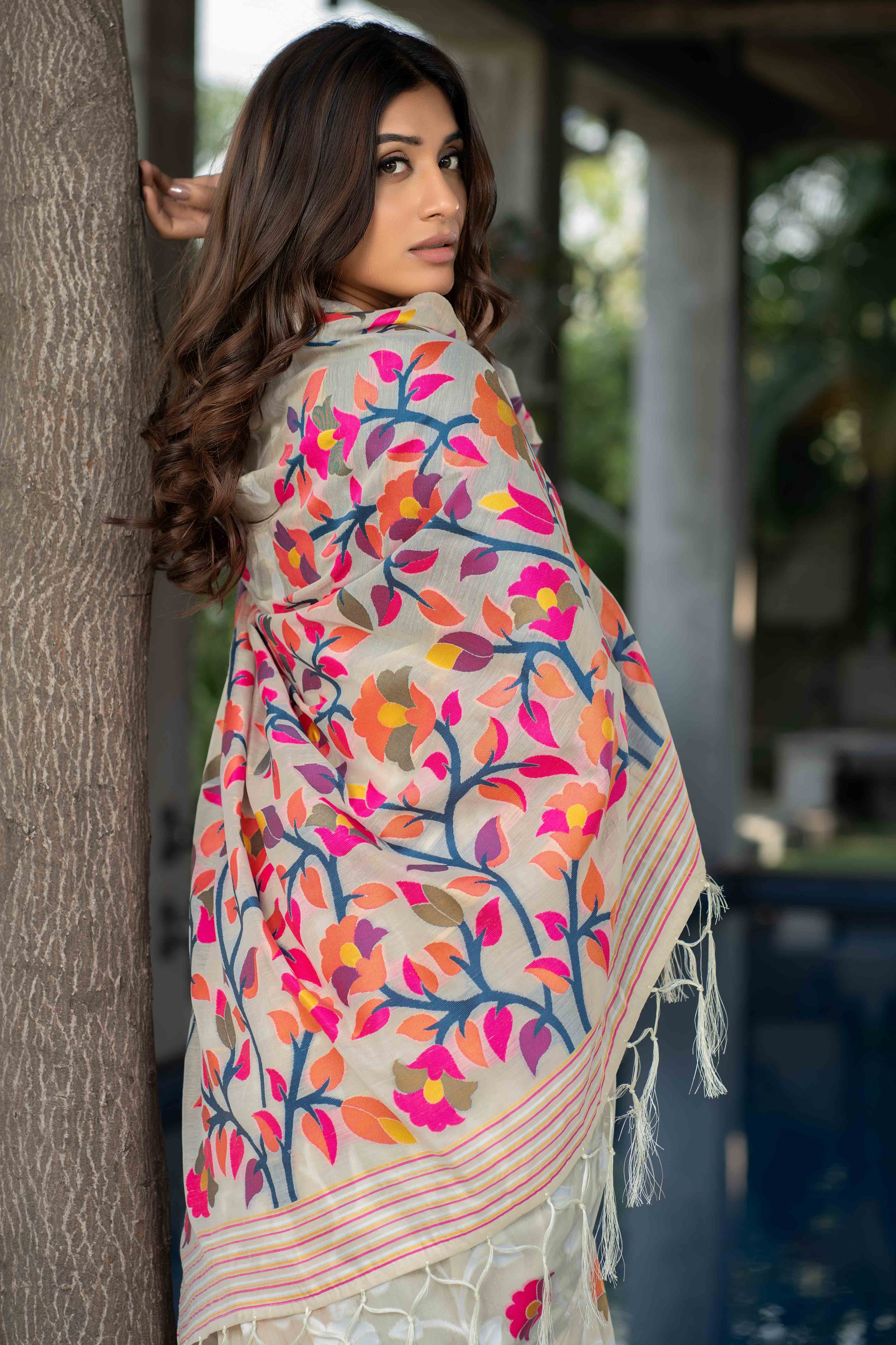 Cream Floral Woven Cotton Jacquard Jamdani Saree With A Graceful Tassel Border