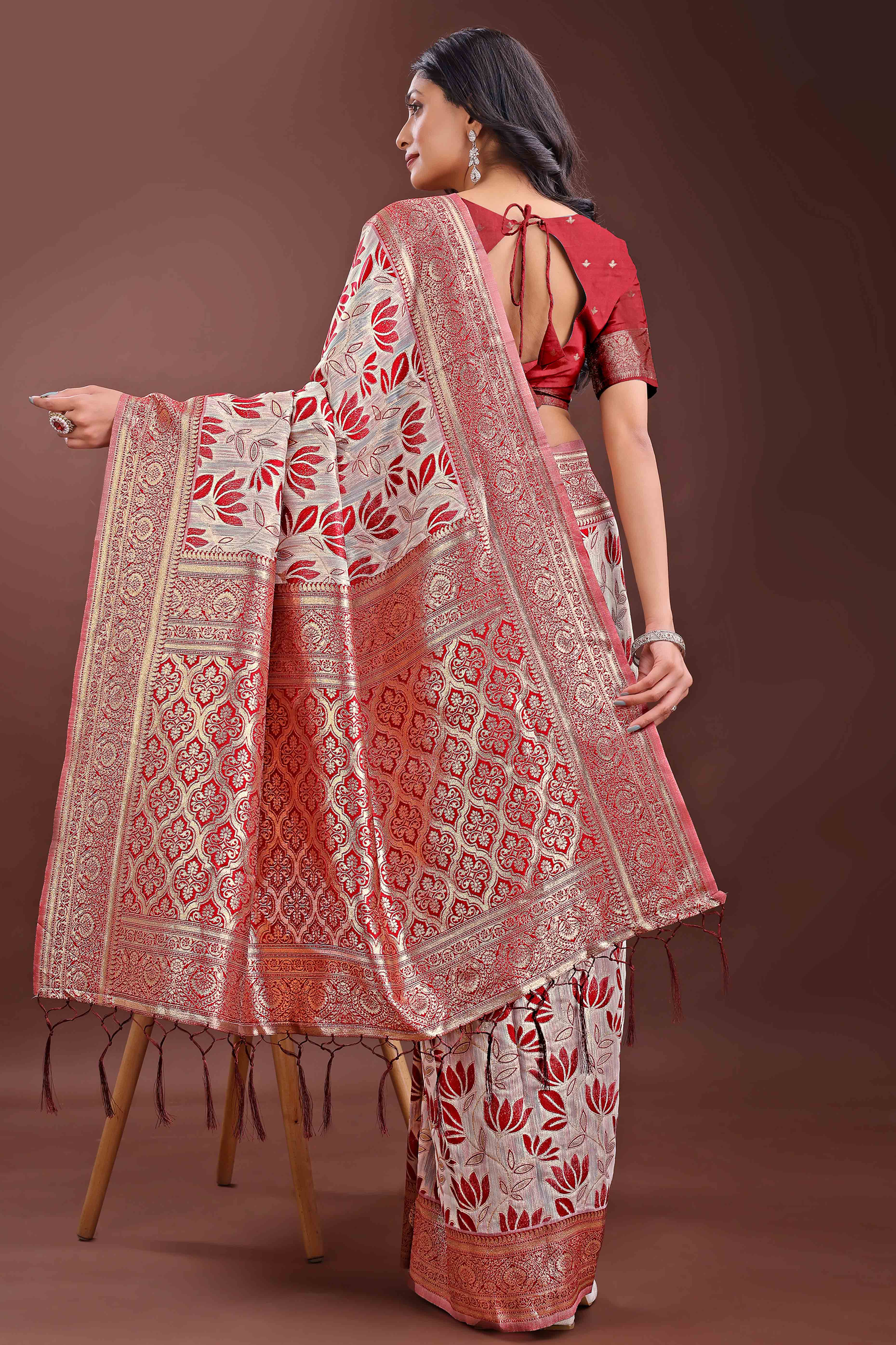 Maroon Linen Cotton Saree Featuring Graceful Floral Patterns in Zari Weave
