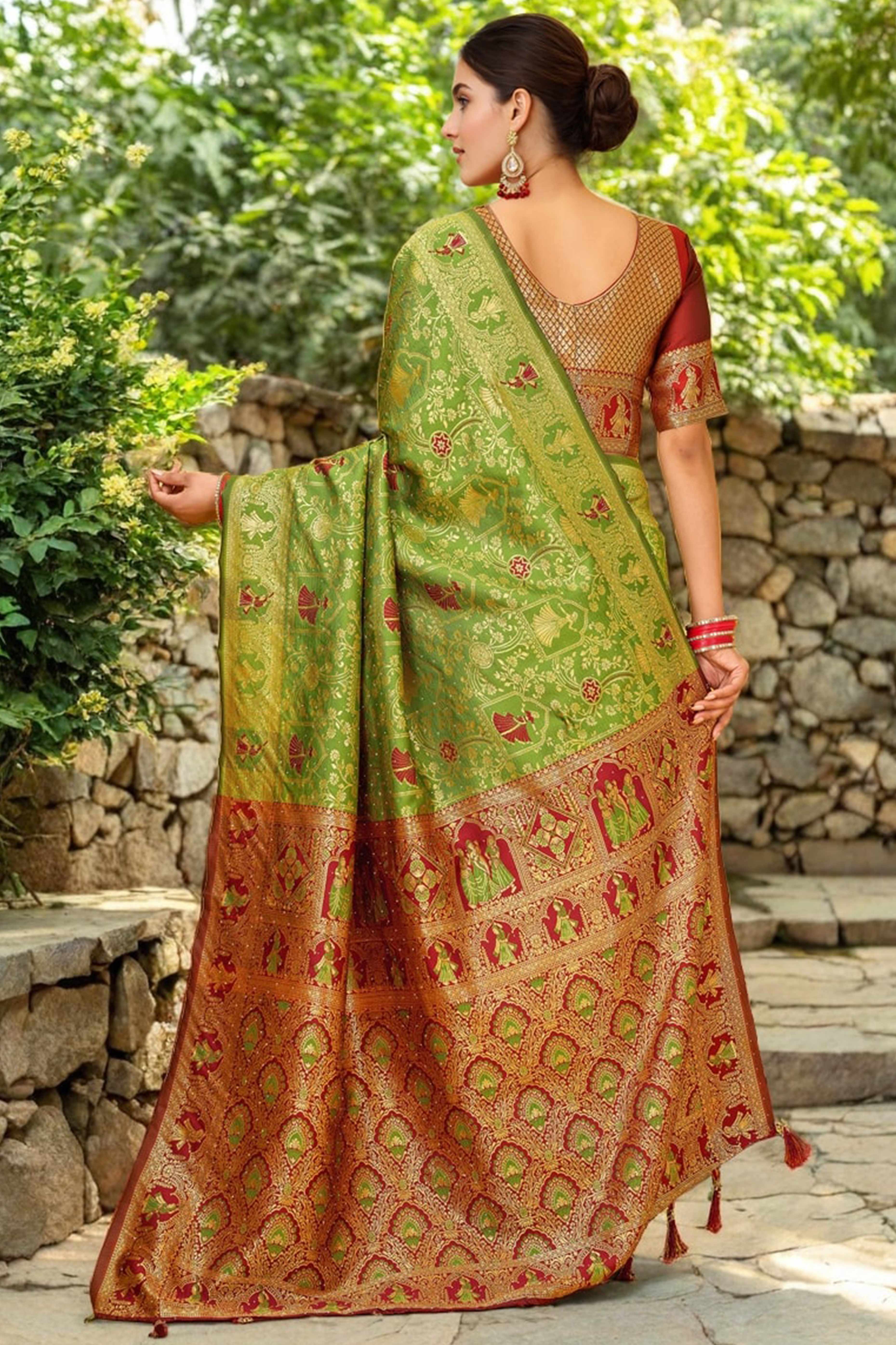 Green Paithani Saree In Silk Blend Highlighted With Floral Weaving & Tasselled Edge