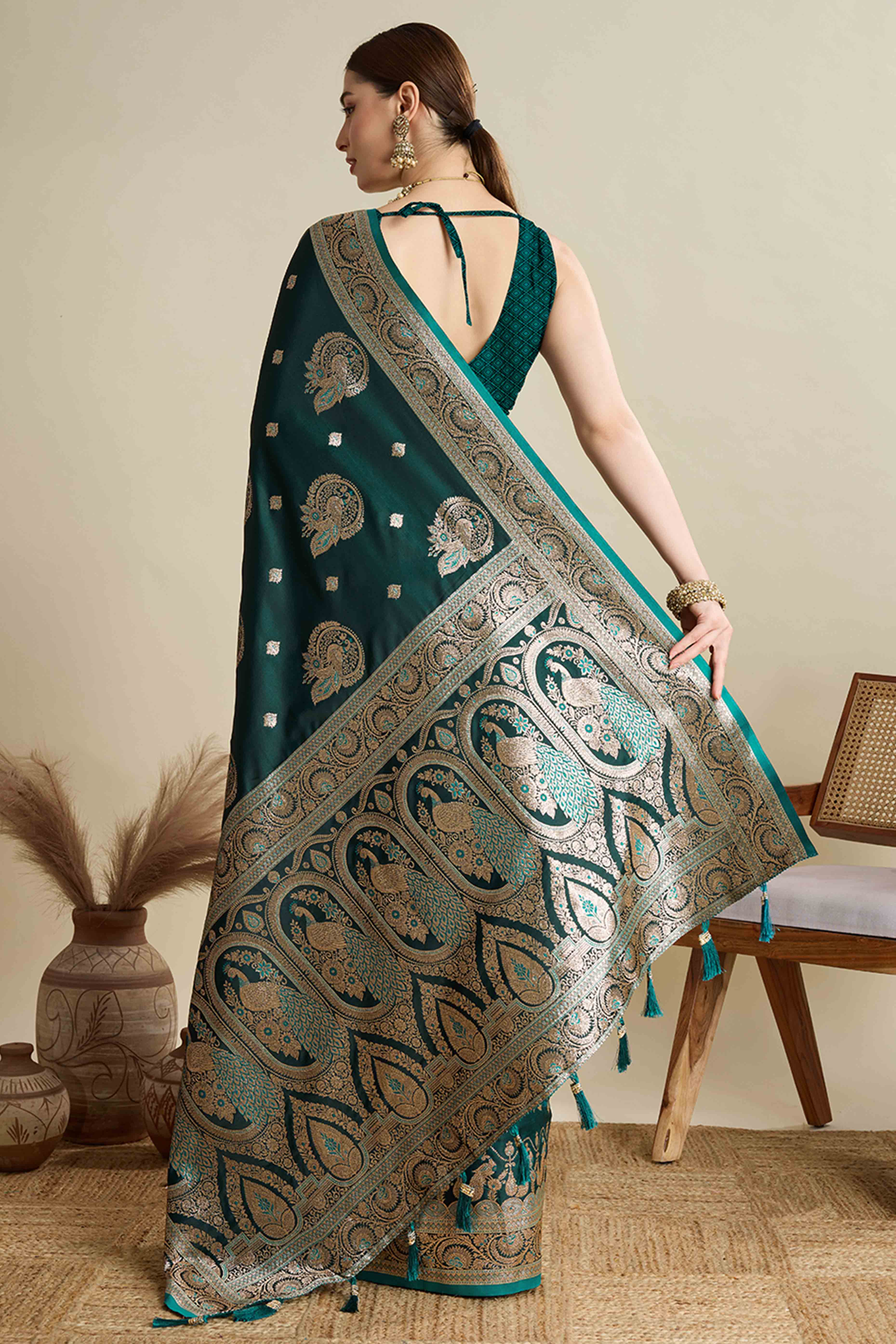 Green Pure Silk Saree Featuring Traditional Banarasi Zari Weaving Patterns