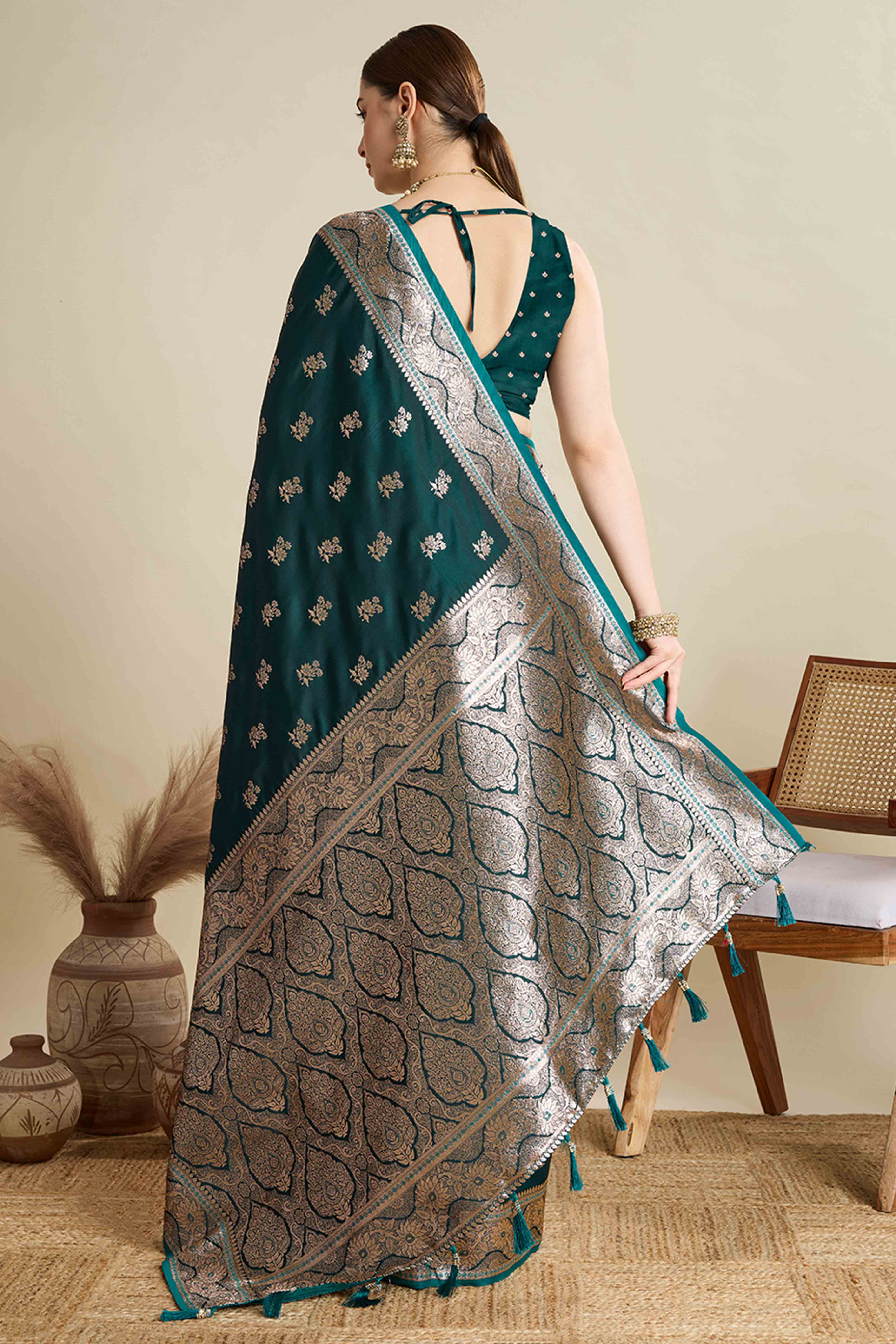 30Morpich Green Pure Silk Saree Featuring Traditional Banarasi Zari Weaving Patterns
