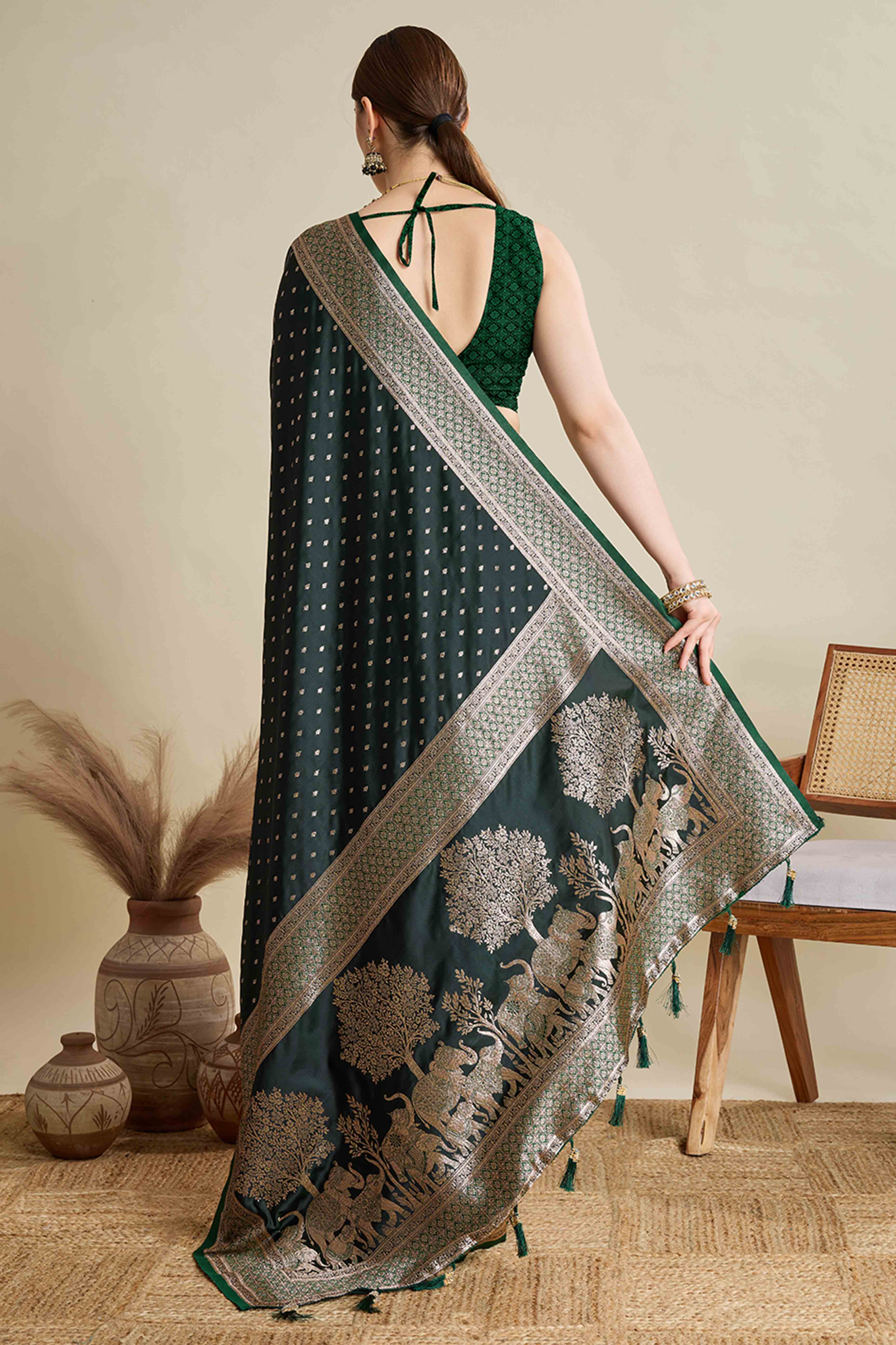 Green Pure Silk Saree Featuring Traditional Banarasi Zari Weaving Patterns