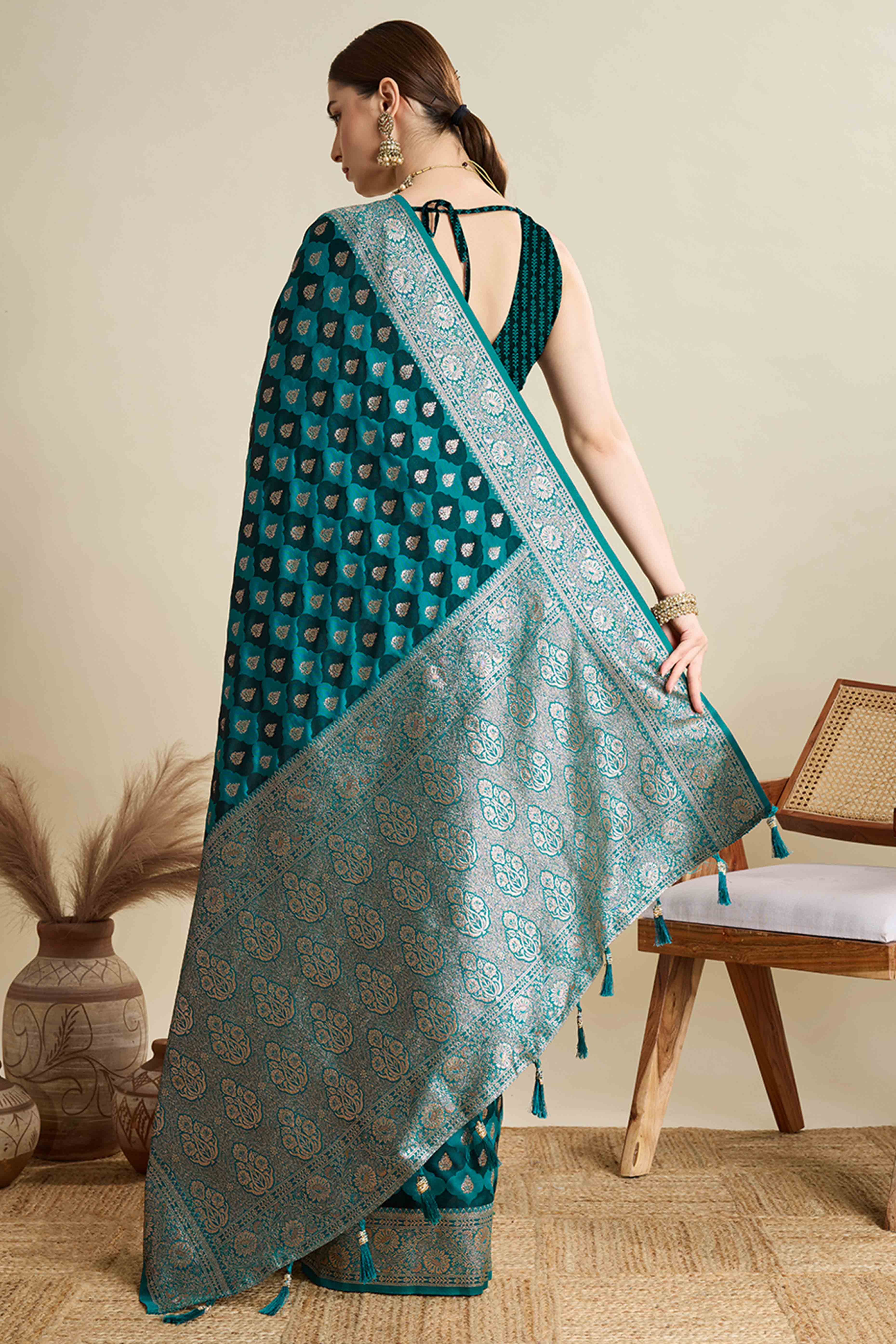 Green Pure Silk Saree Featuring Traditional Banarasi Zari Weaving Patterns