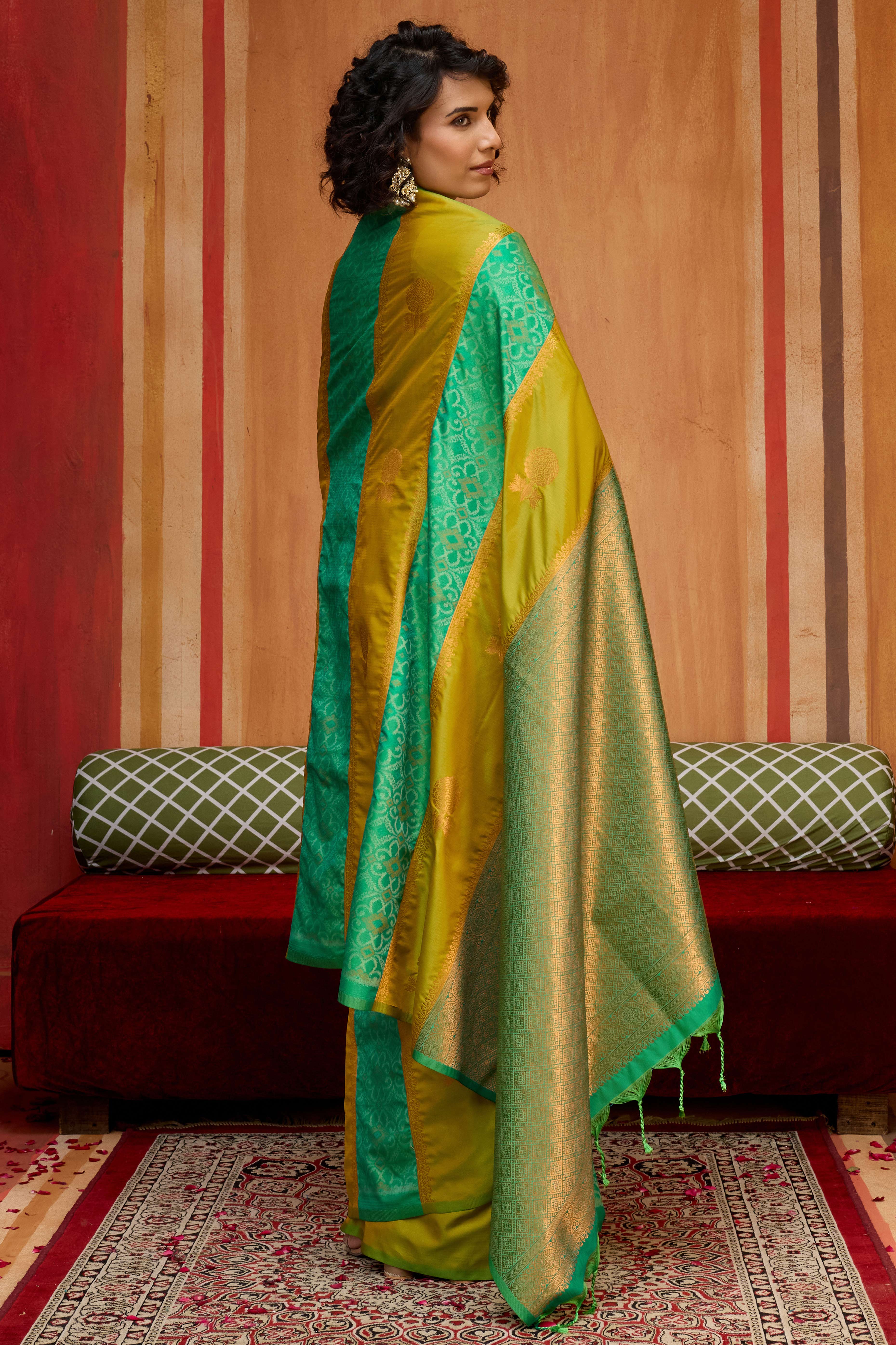 Classic Emerald Green Floral Handloom Weaving Art Silk Saree With Statement Tassel Pallu