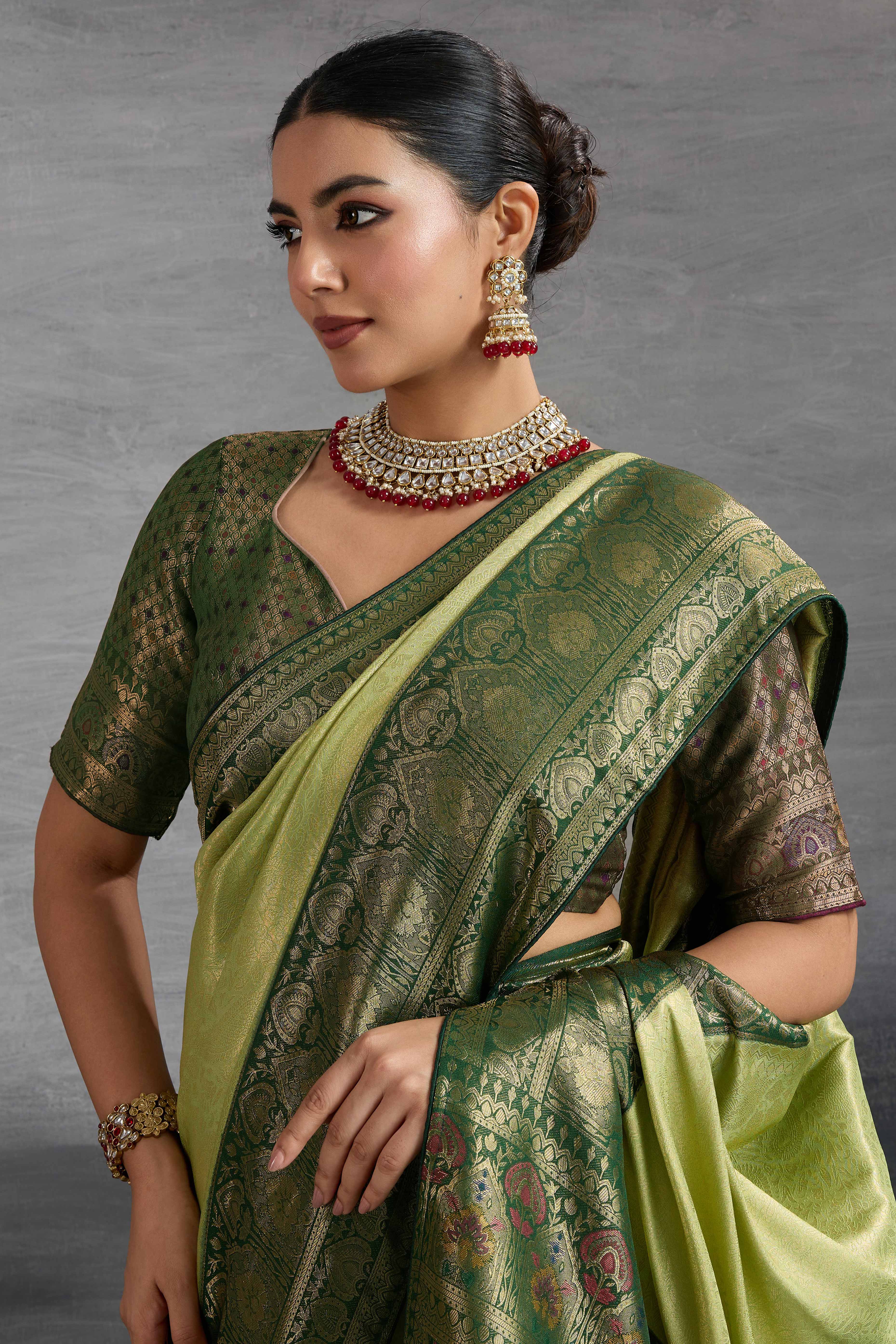 Green Kanjivaram Silk Saree In Kadiyal Style Zari Weaving With Ornate Meenakari Pallu