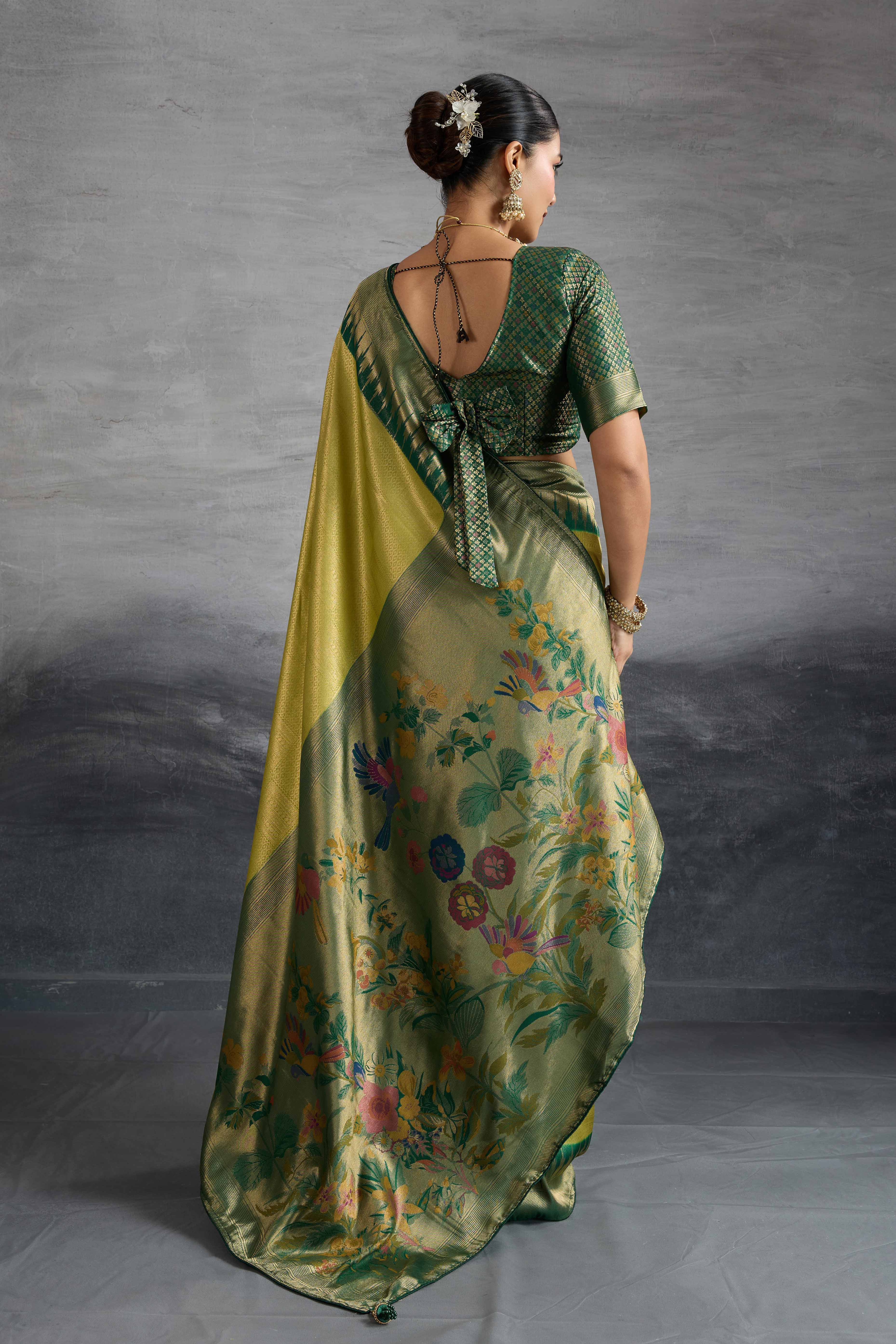 Green Silk Kanjivaram Saree Enhanced With Kadiyal Weaving Borders