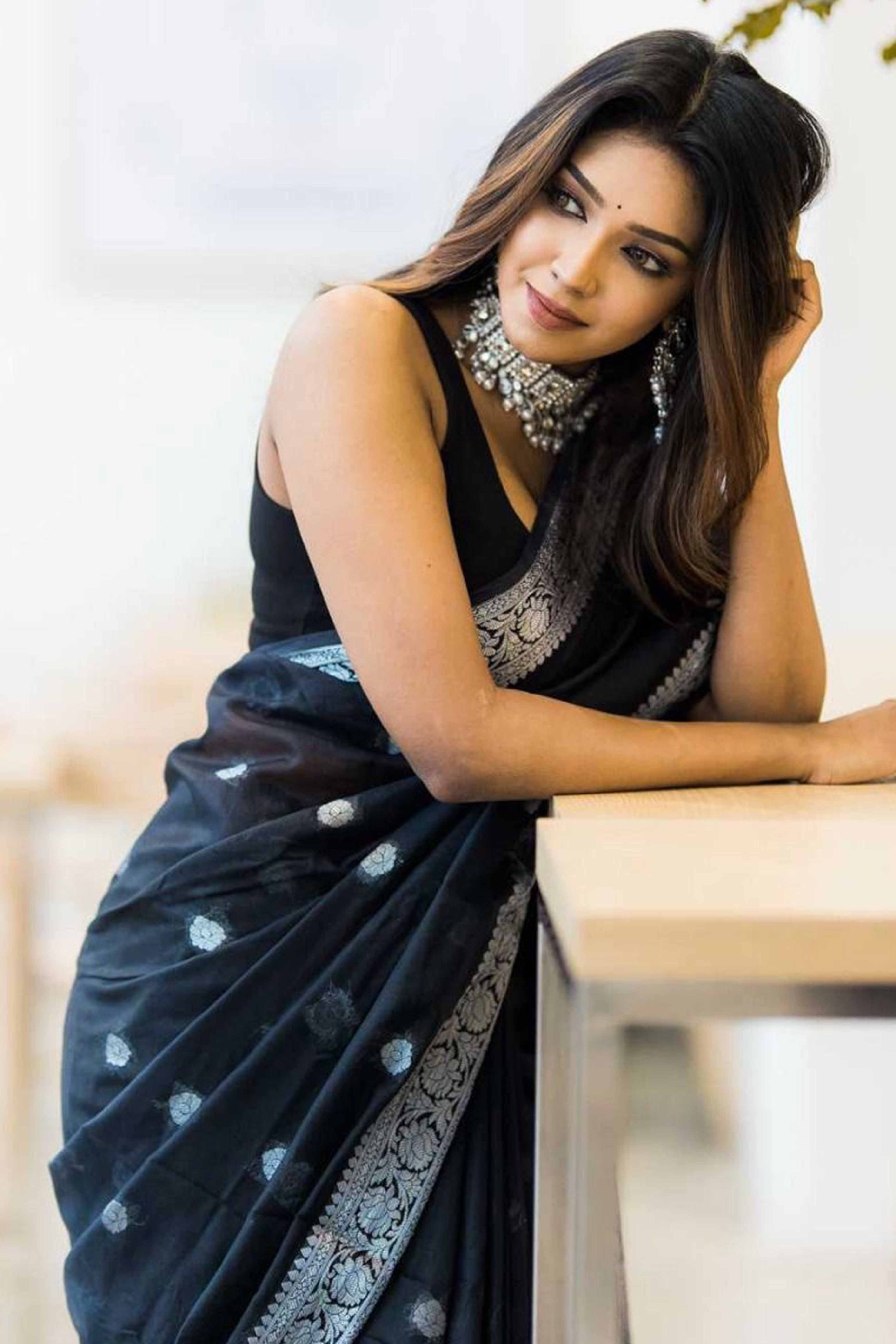 Black Soft Linen Saree Featuring Butti Pattern & Zari Weave