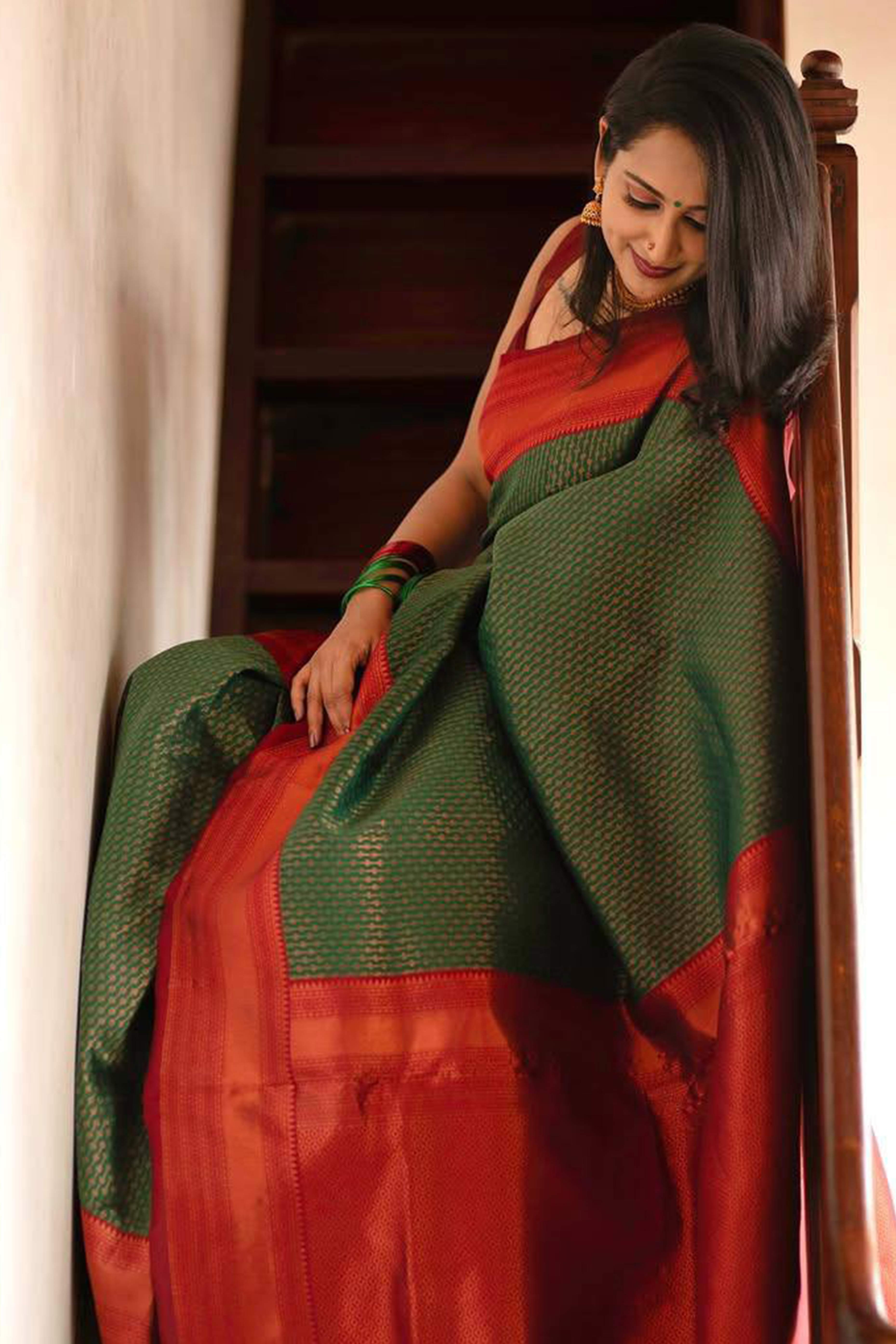 Elegant Green Banarasi Silk Saree Featuring Intricate Zari Weaving