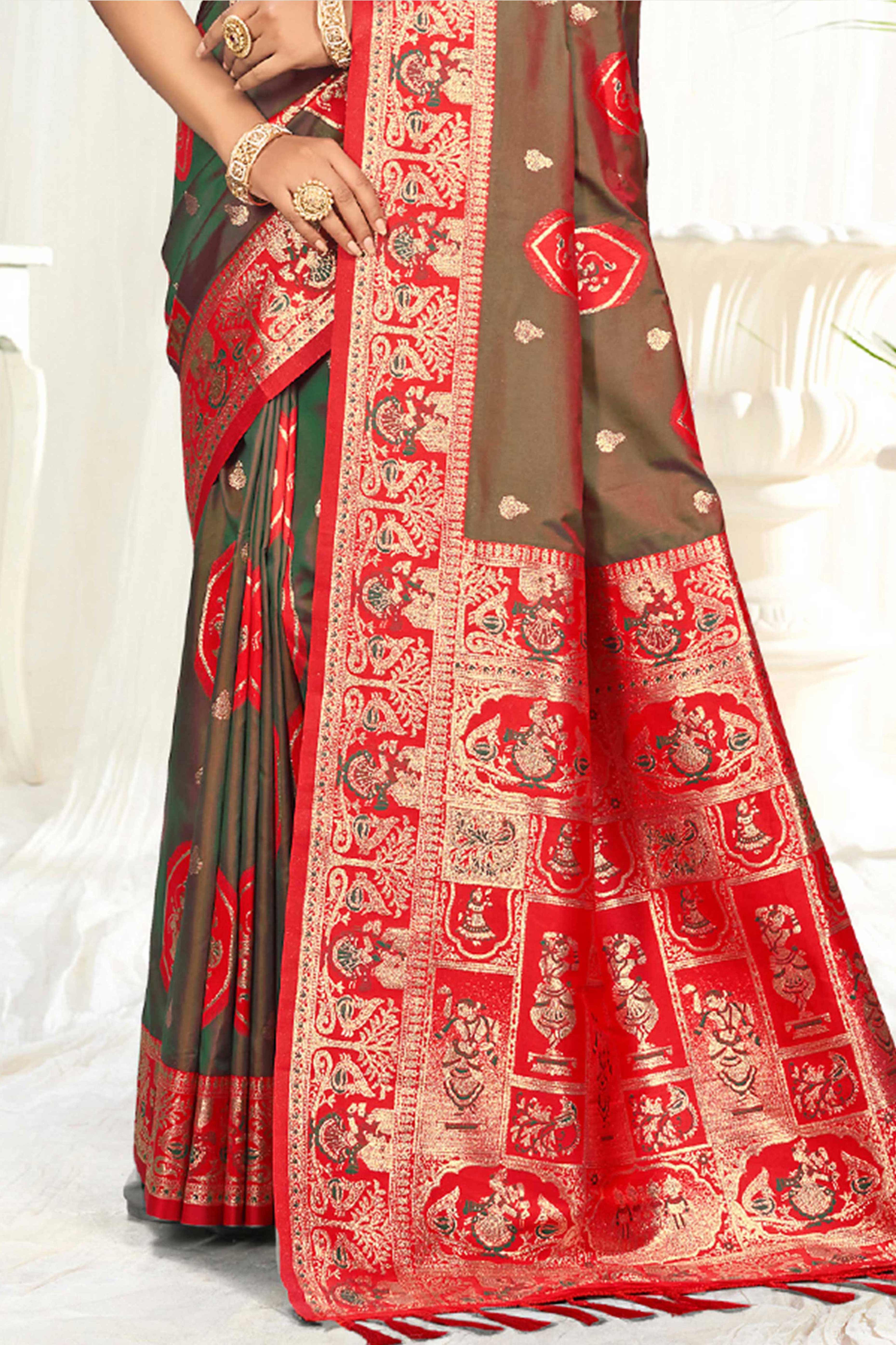 Mesmerizing Green Traditional style Weaving Silk Blend Saree With Graceful Tassel Pallu