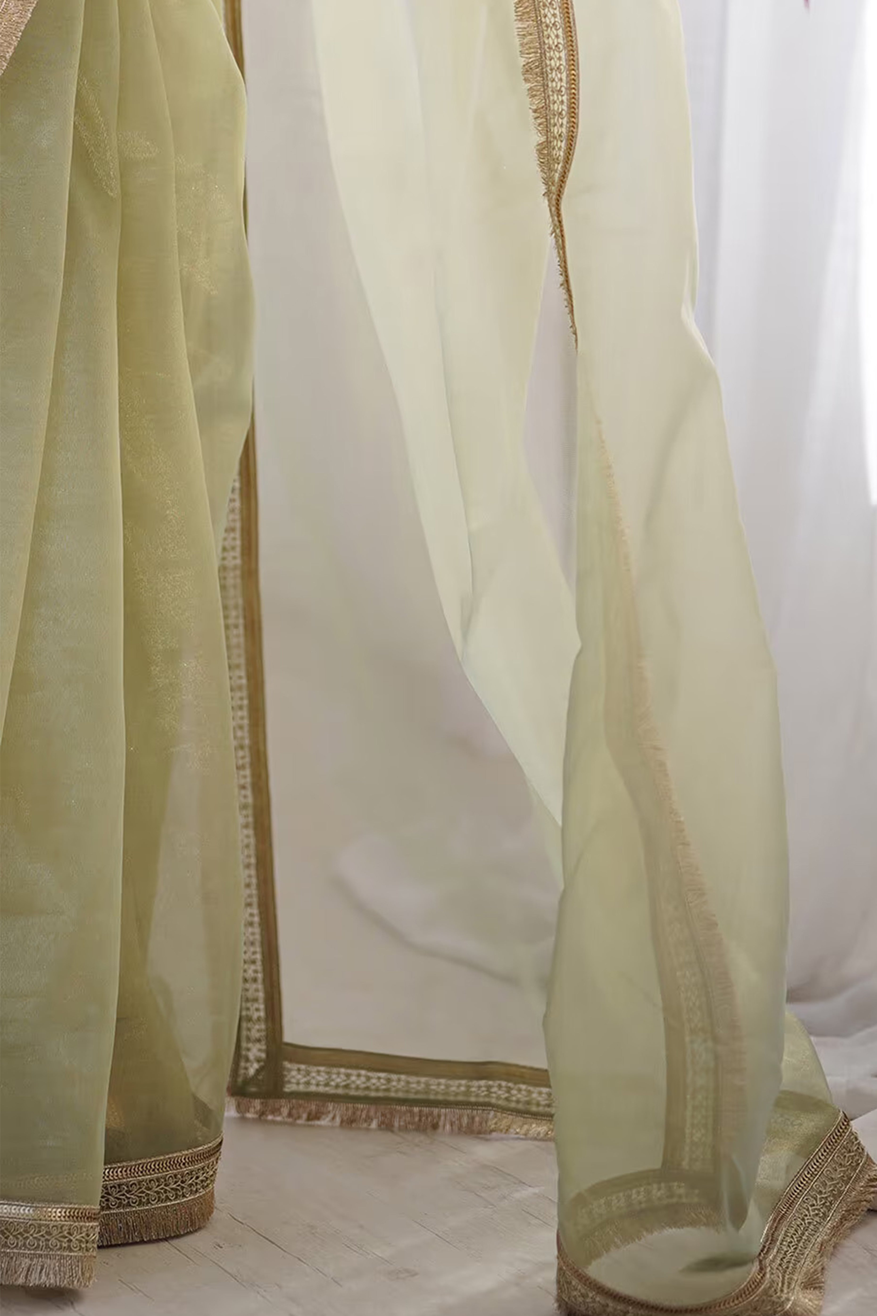 Green Solid Pattern Net Saree with Refined Lace Work for Parties