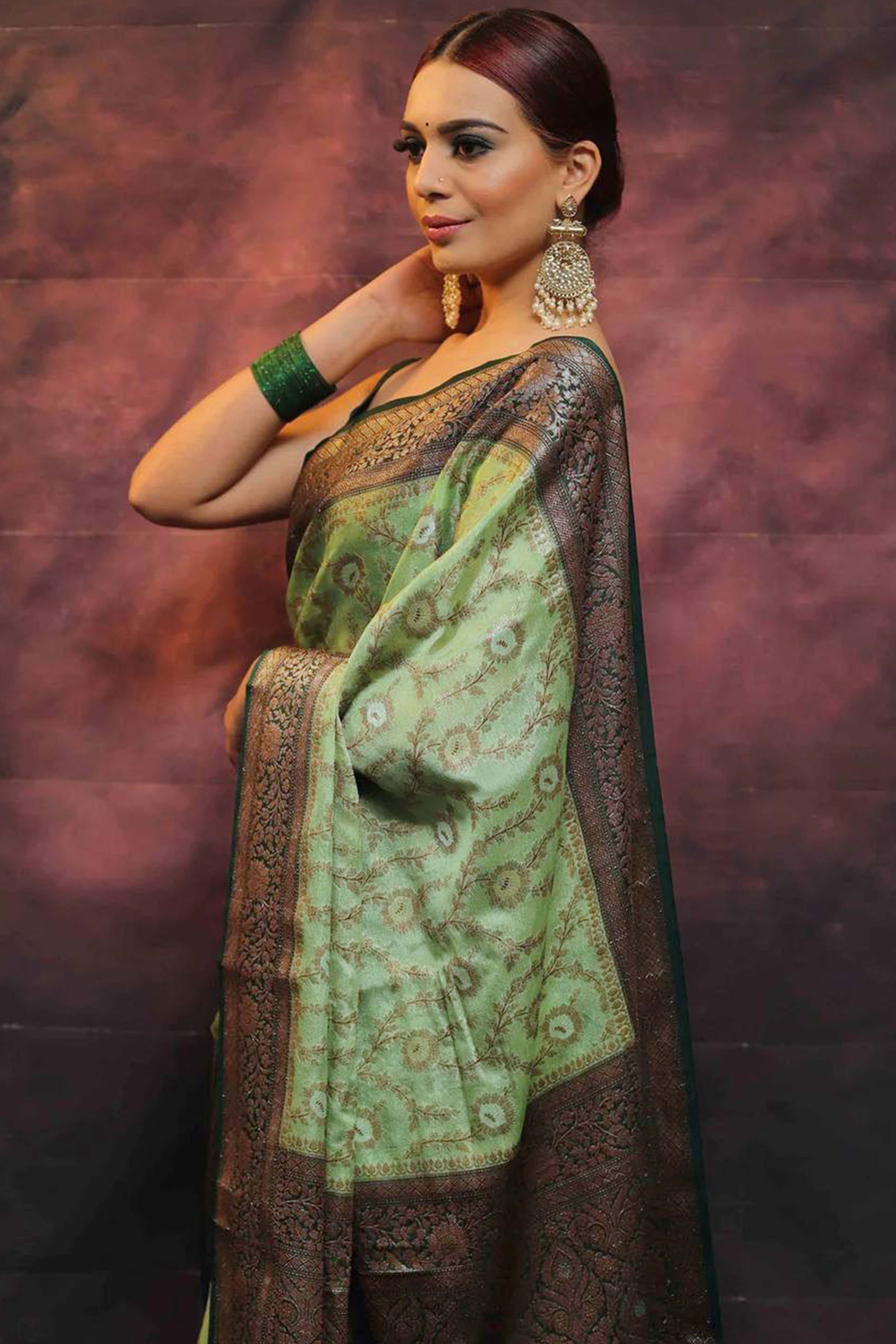 Elegant Green Floral Zari Woven Lichi Banarasi Silk Saree With Intricate Detailing