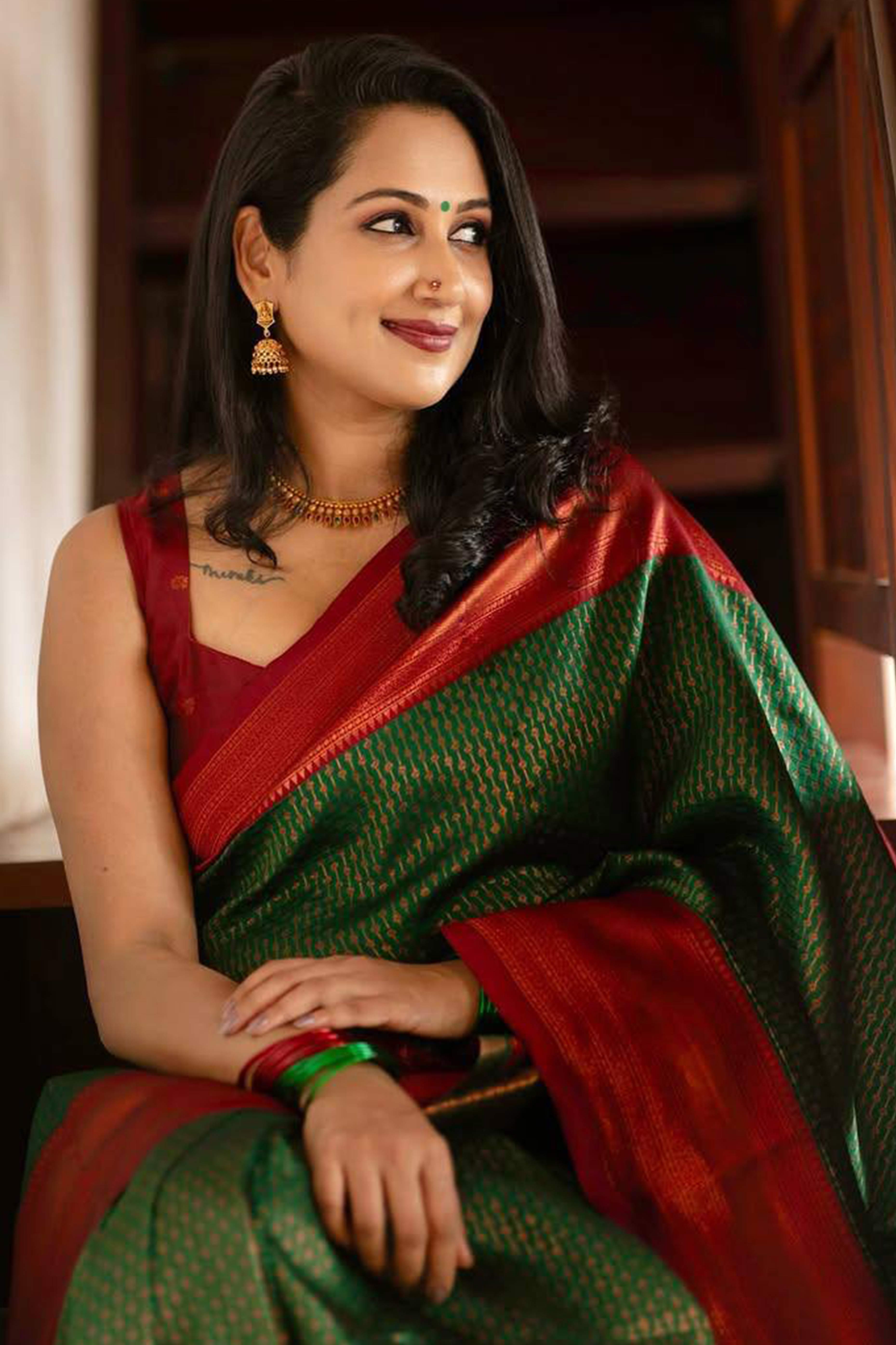 Elegant Green Banarasi Silk Saree Featuring Intricate Zari Weaving