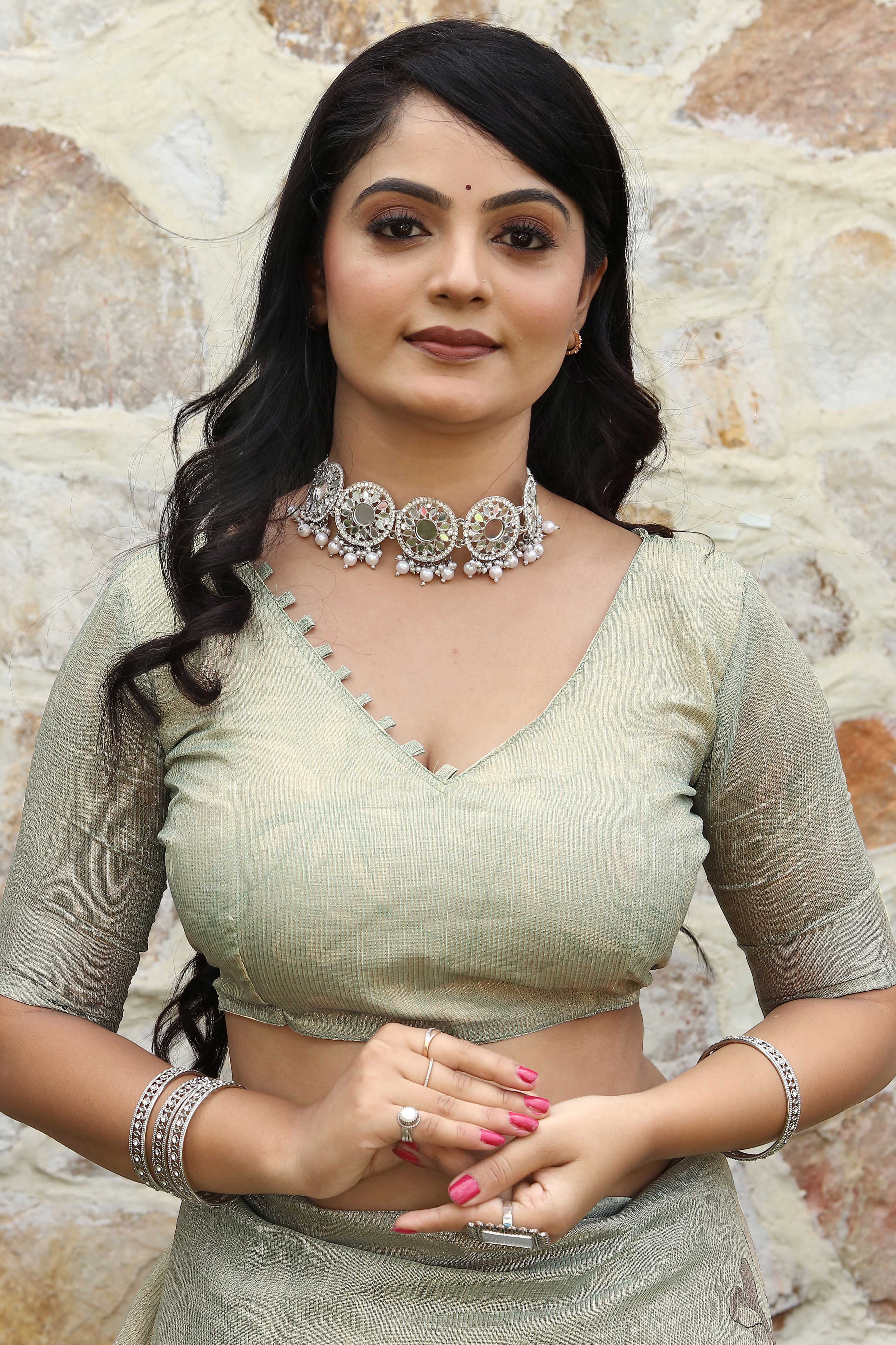 Beautiful Cream Tissue Handloom Saree with Digital Floral Embellishments