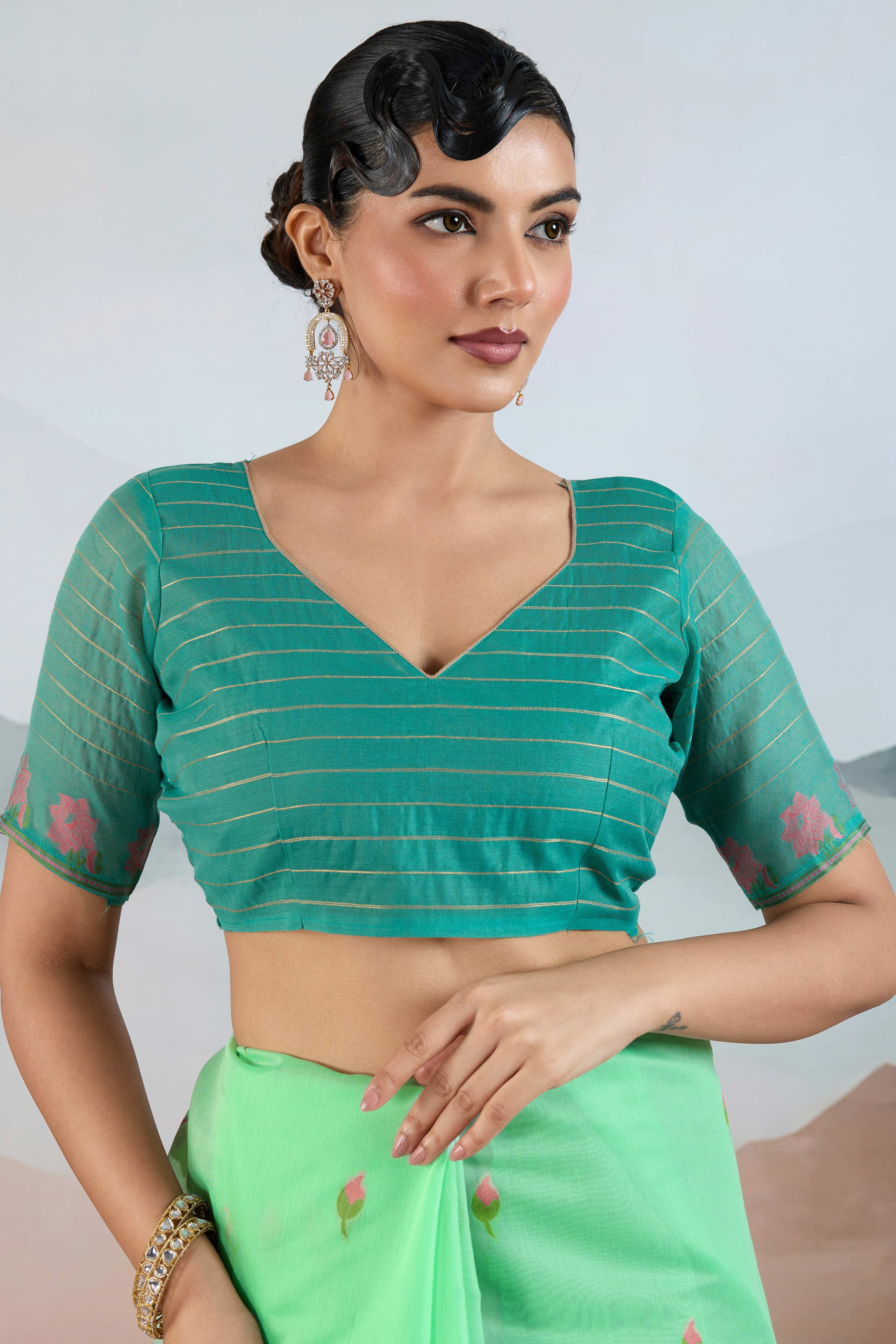 Trendy Sea Green Cotton Blend Weaving Saree Showcasing Floral & Animal Motif & Classic Tassel Pallu