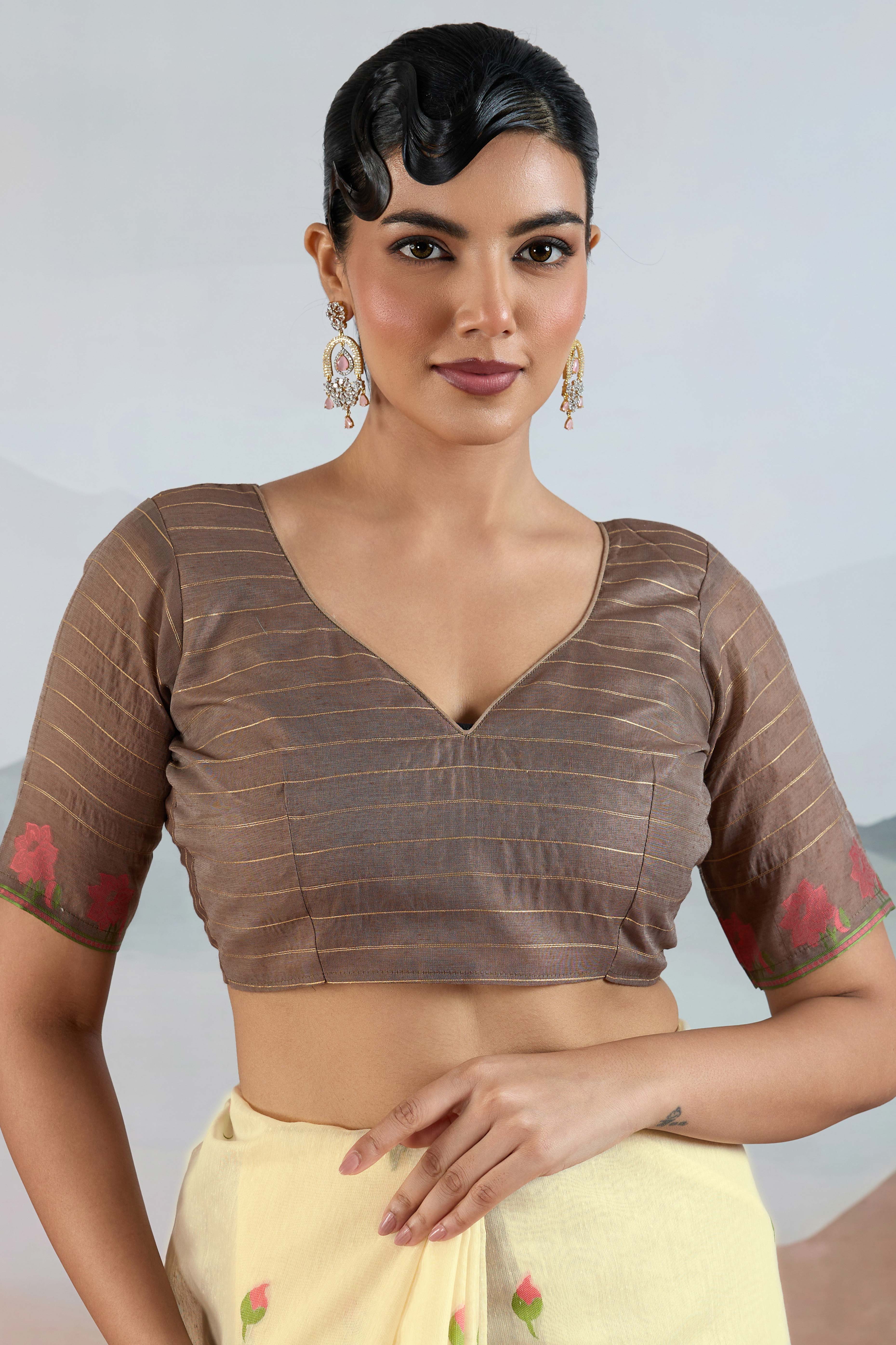 Trendy Cream Cotton Blend Weaving Saree Showcasing Floral & Animal Motif & Classic Tassel Pallu