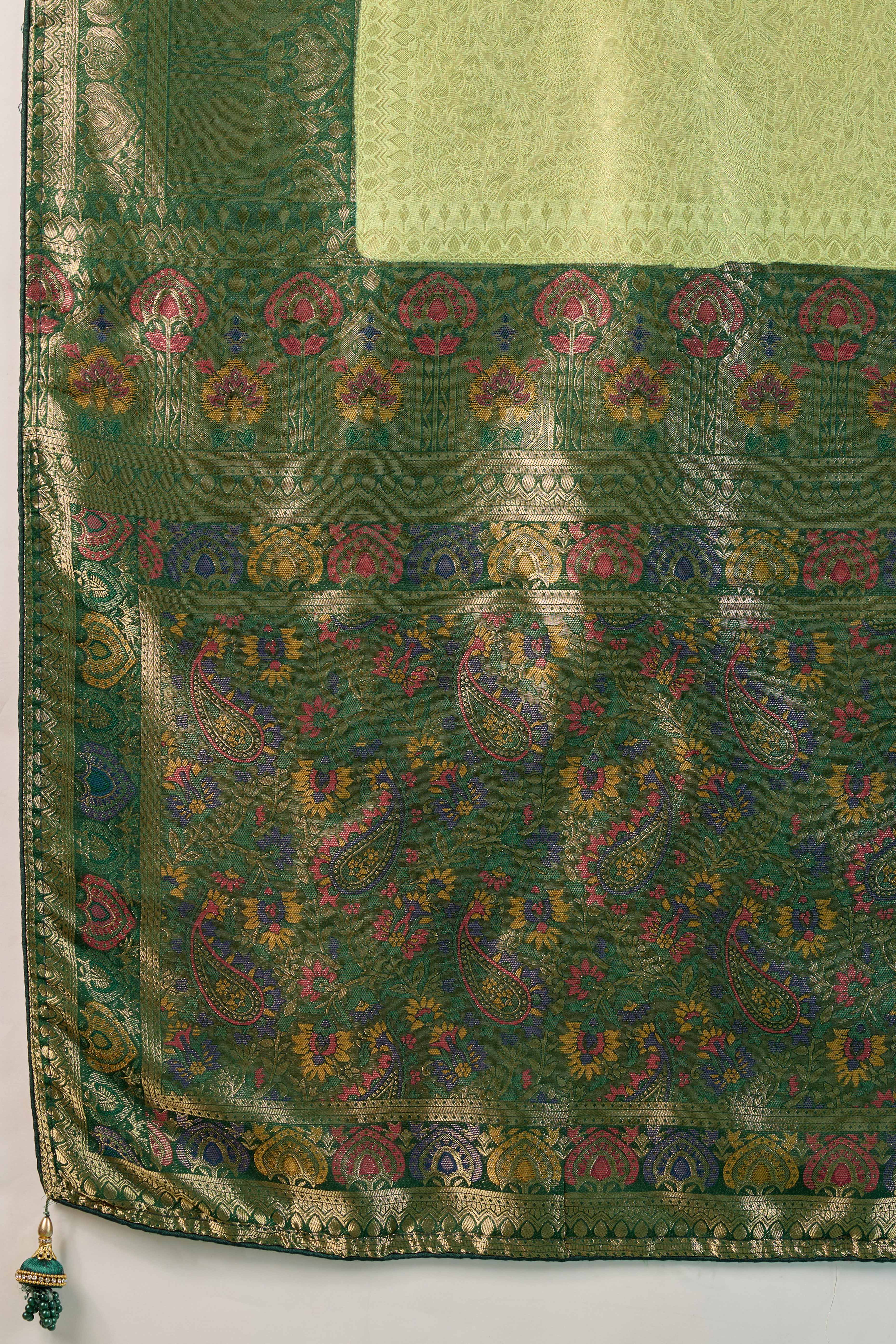 Green Kanjivaram Silk Saree In Kadiyal Style Zari Weaving With Ornate Meenakari Pallu