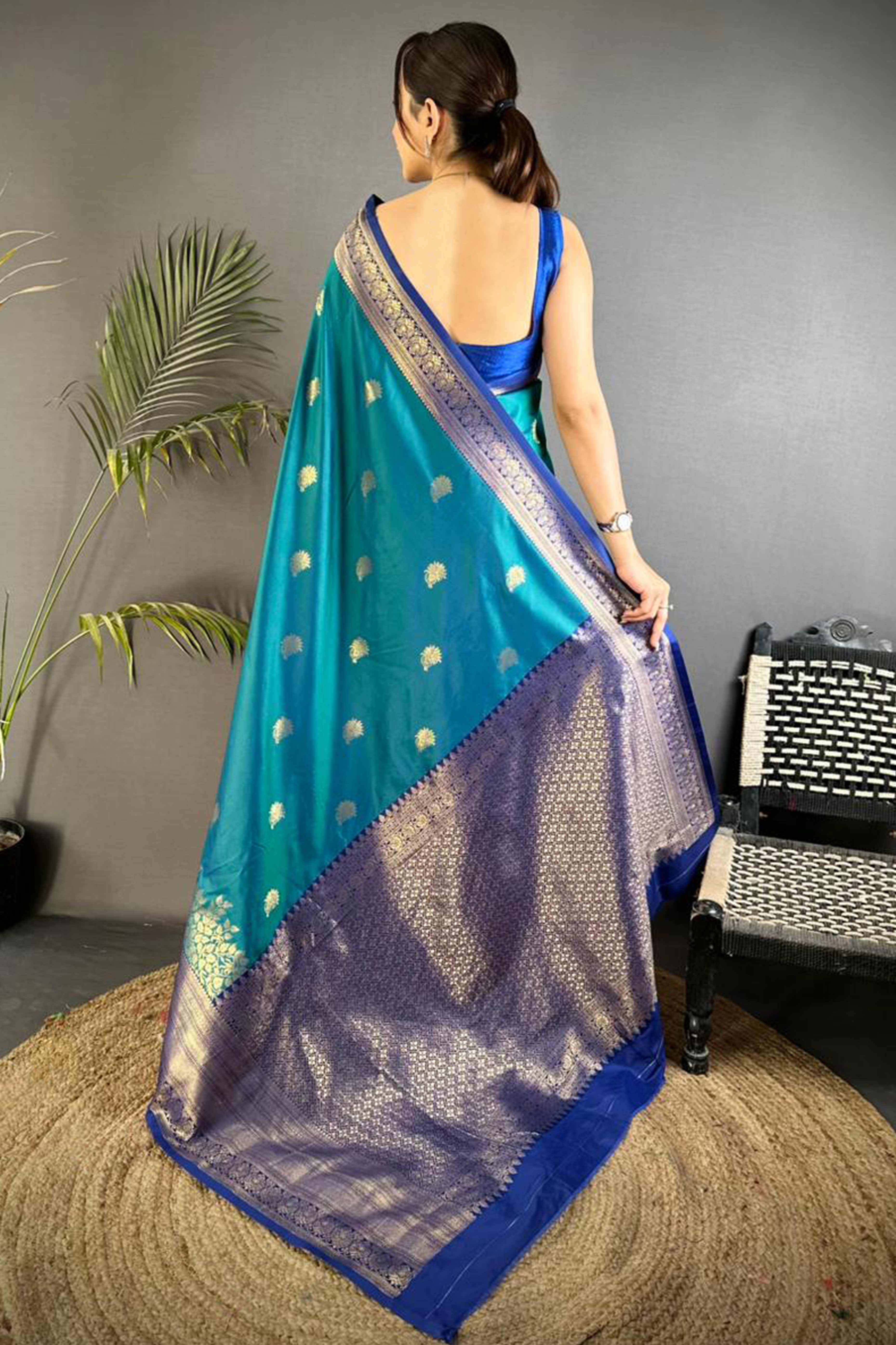 Teal Green Royal Kanjivaram Silk Saree Adorned with Handwoven Zari Butti Detailing