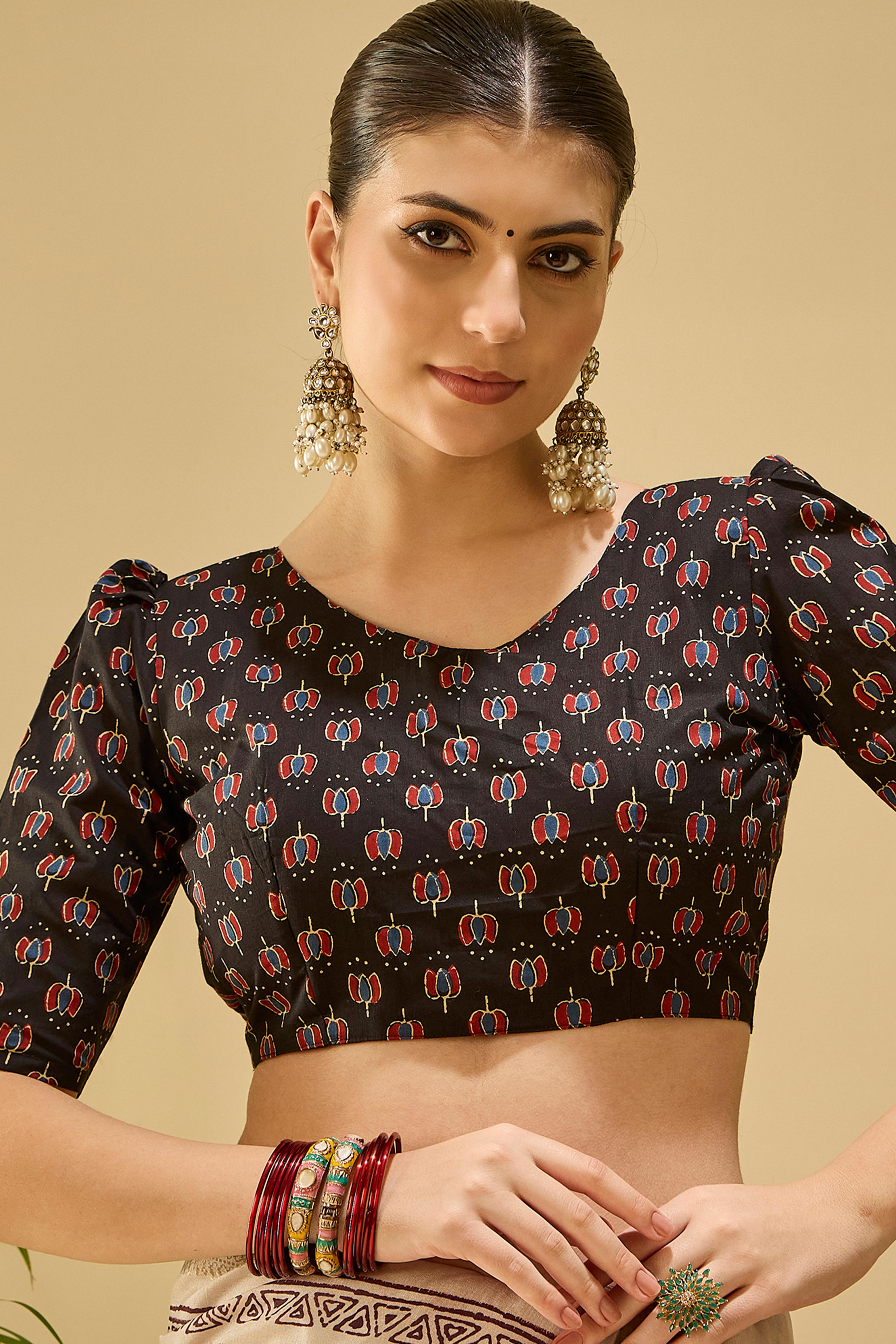 Refined Cream Floral Patterned Katki Cotton Silk Saree Highlighted By Tassel Pallu