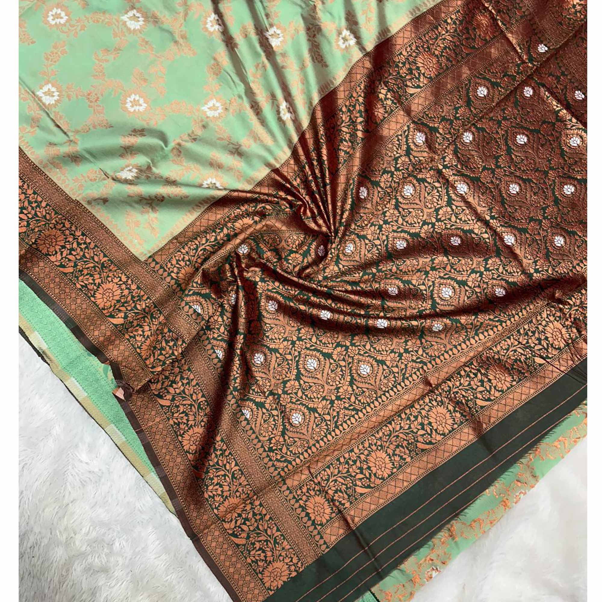 Elegant Green Floral Zari Woven Lichi Banarasi Silk Saree With Intricate Detailing