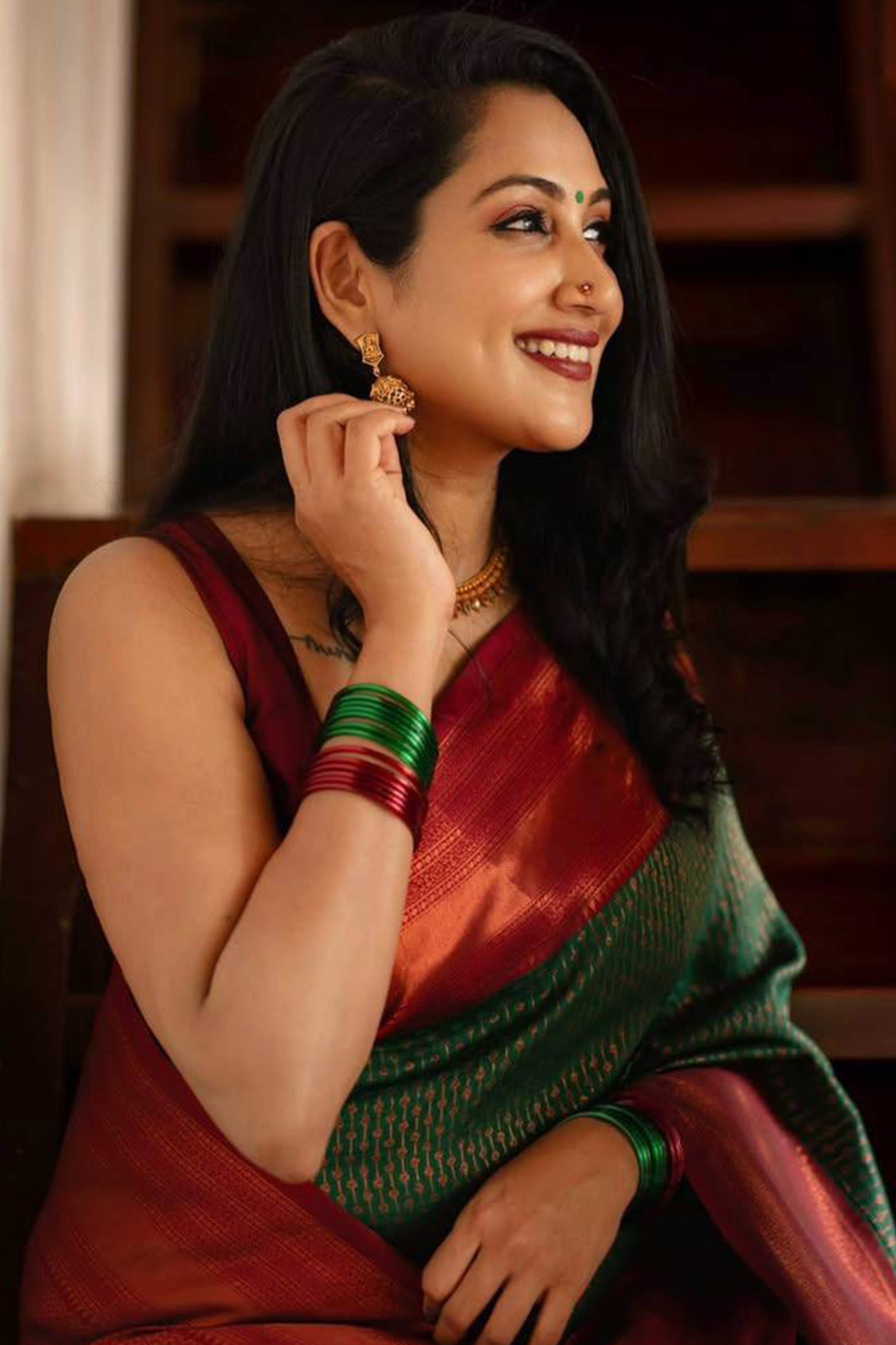 Elegant Green Banarasi Silk Saree Featuring Intricate Zari Weaving