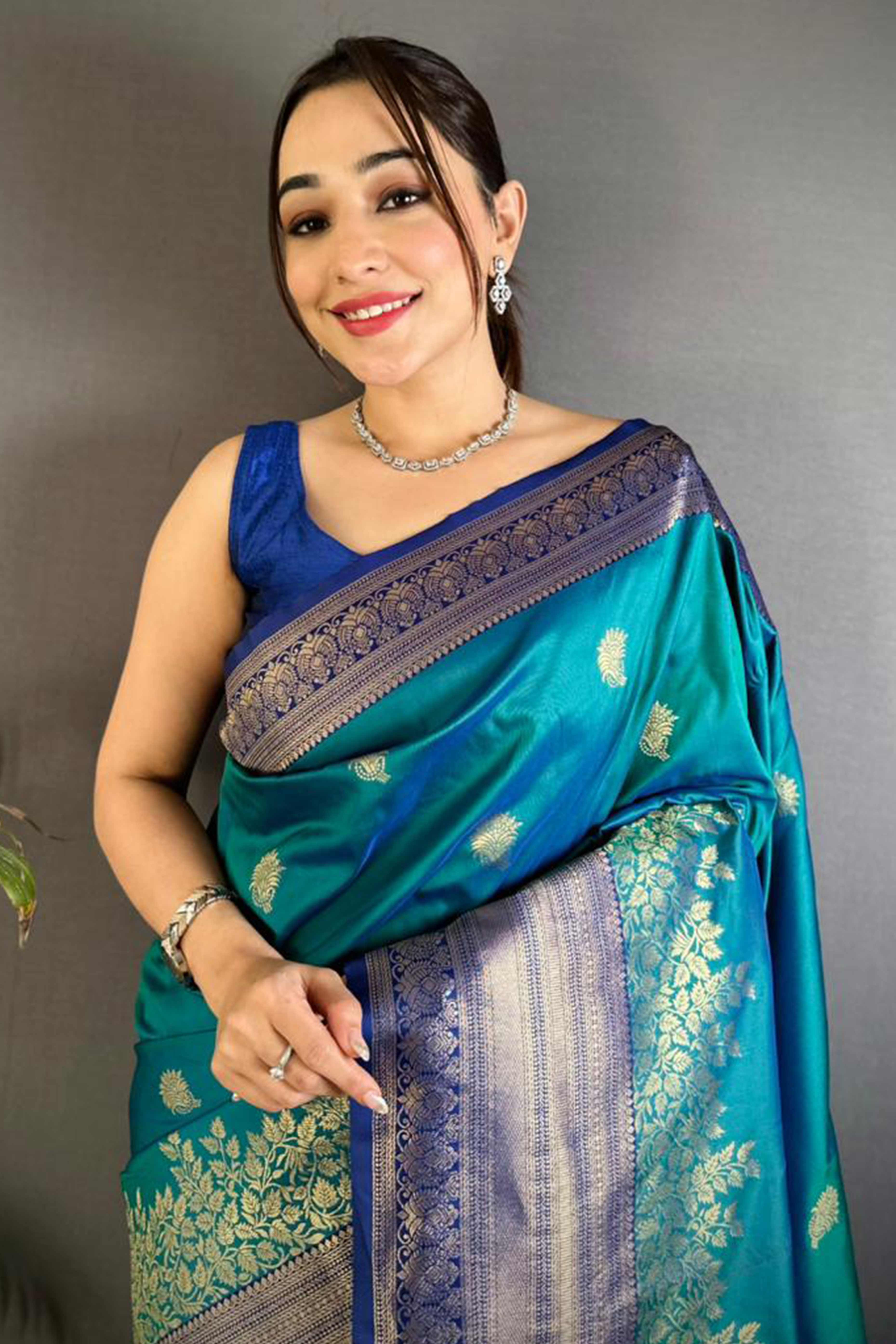 Teal Green Royal Kanjivaram Silk Saree Adorned with Handwoven Zari Butti Detailing