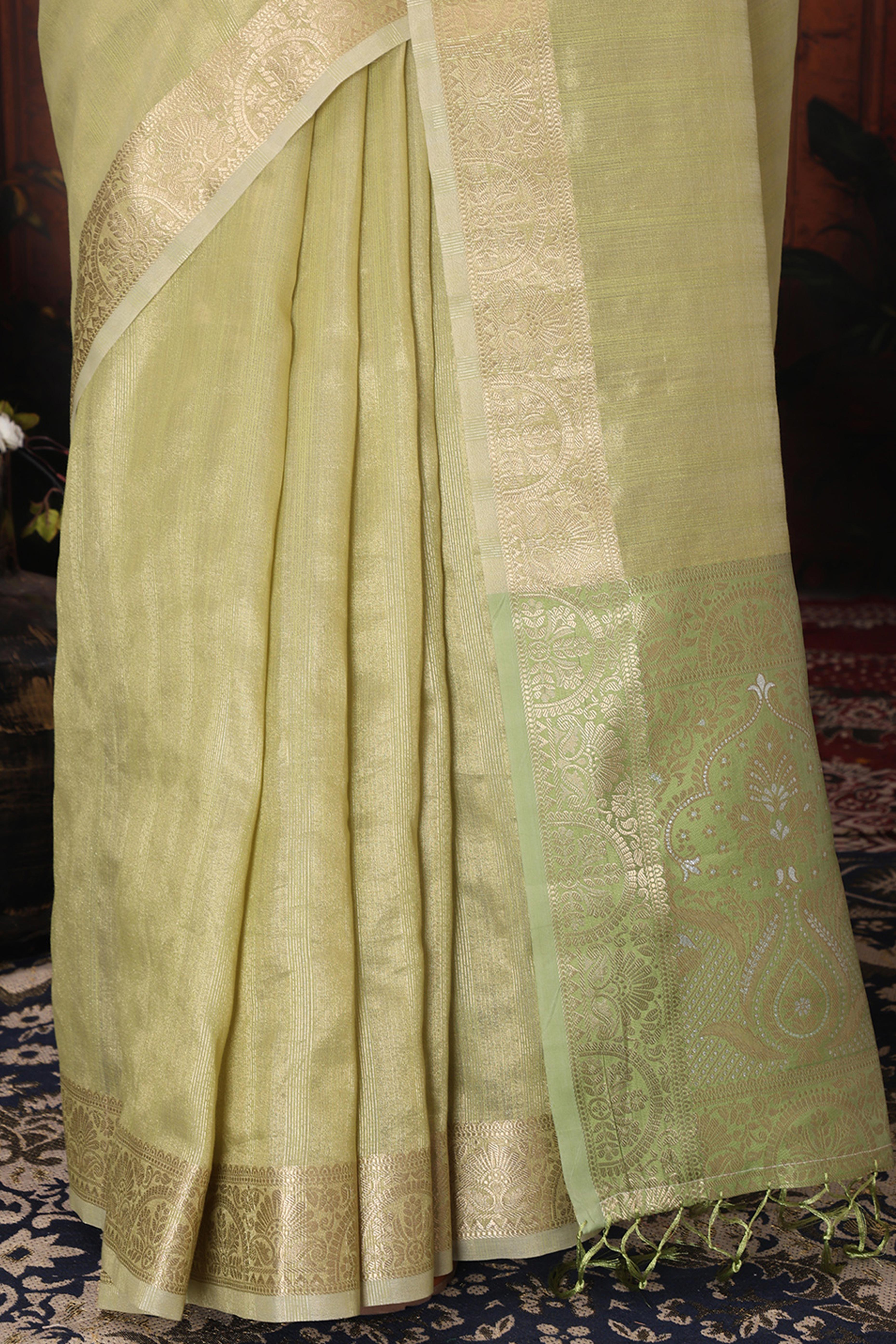 Green Organza Saree Adorned With Floral Zari Weaving & Graceful Tassel Pallu