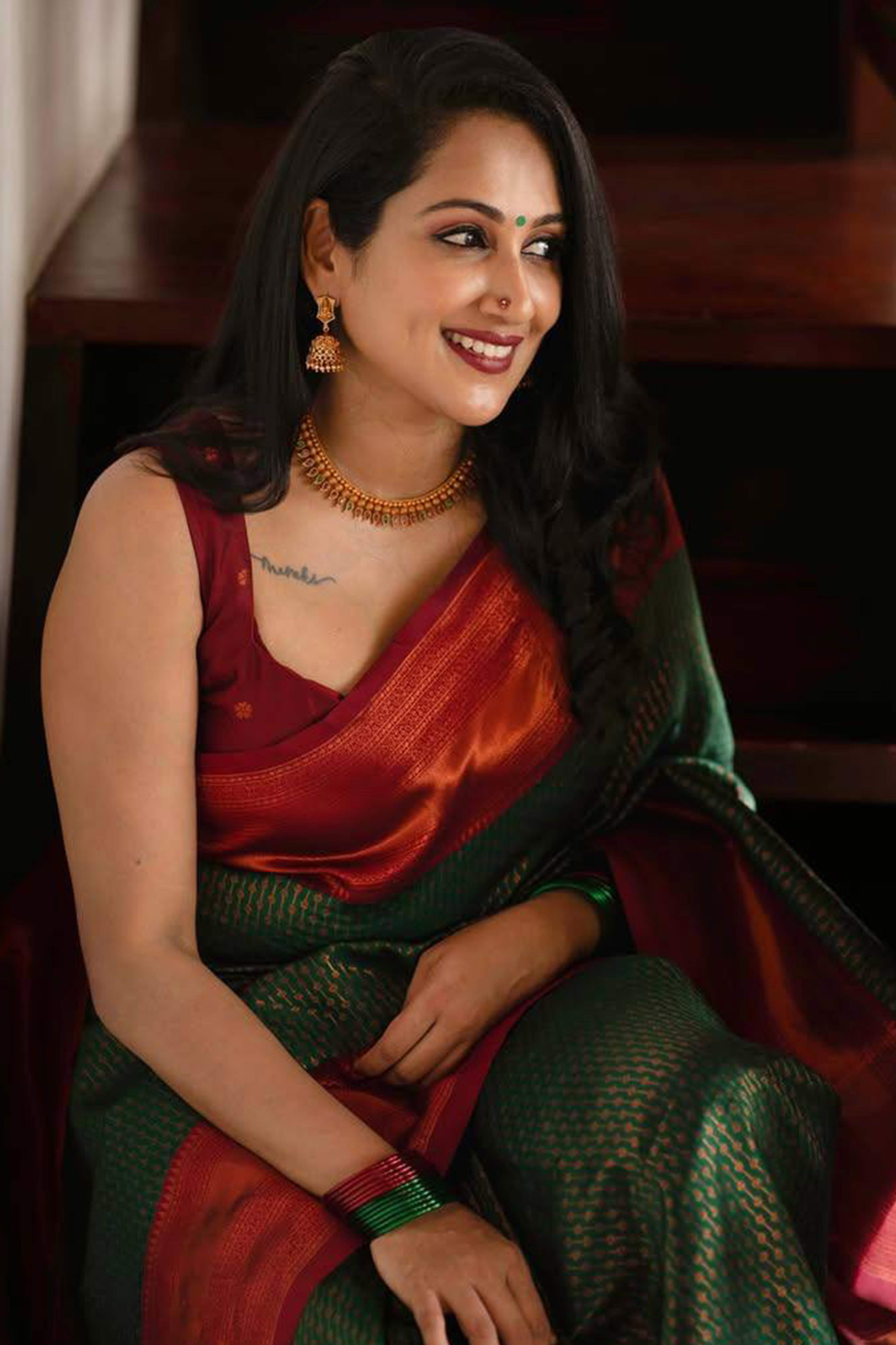 Elegant Green Banarasi Silk Saree Featuring Intricate Zari Weaving