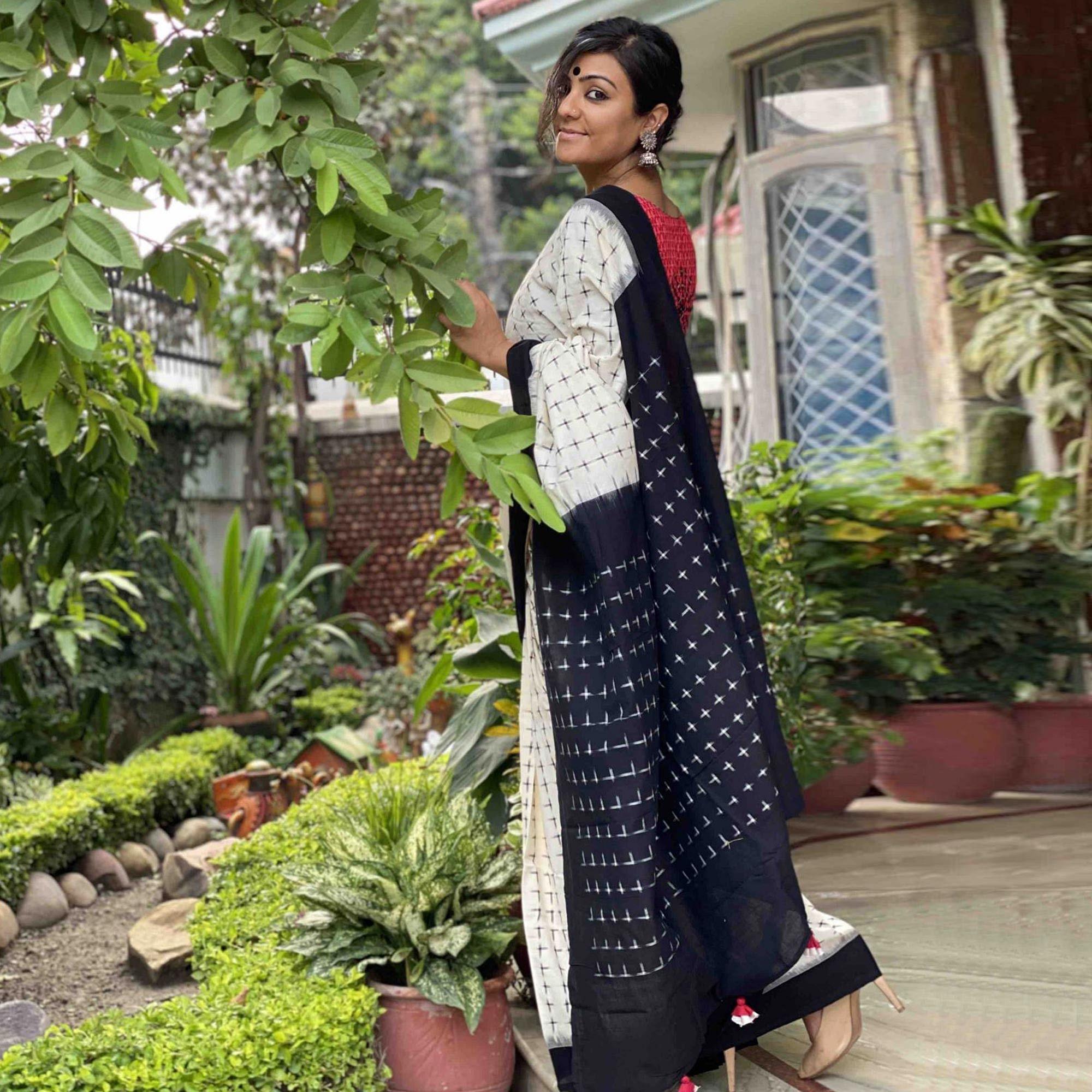 Eye-catching Offwhite Colored Casual Wear Printed Silk Saree - Peachmode