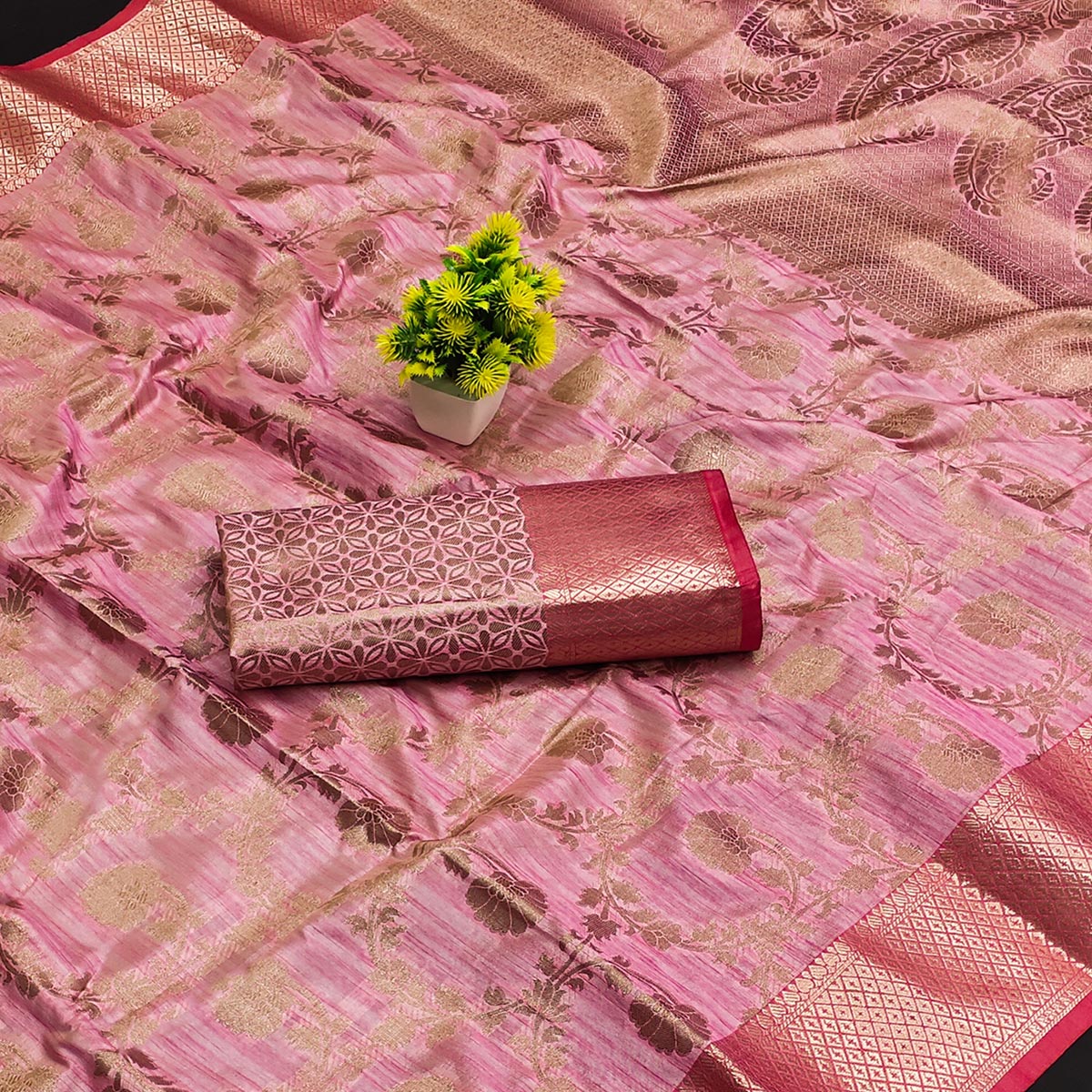 Golden kanchipuram saree with fluorescent pink border – Lulu Celebrate