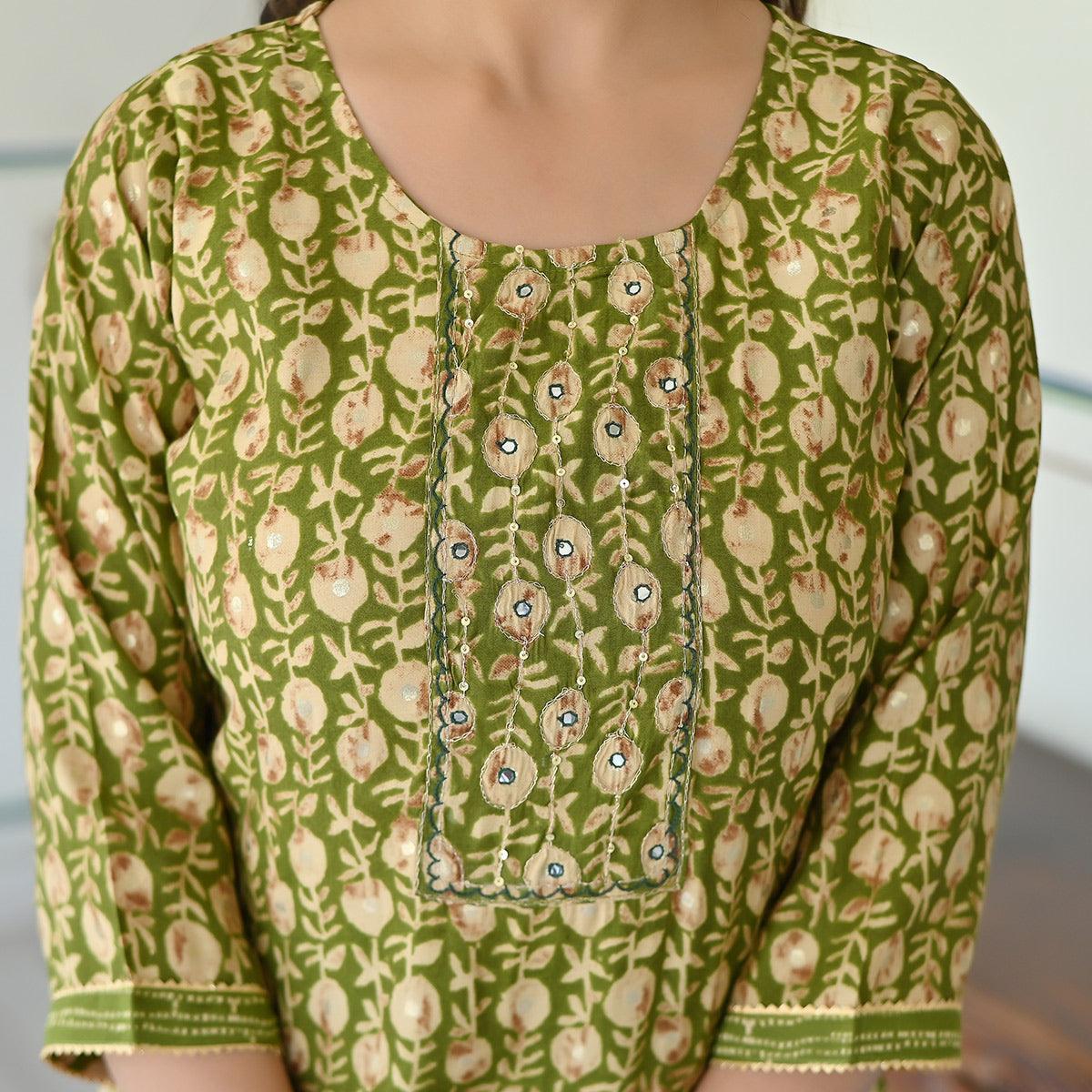 Green Floral Foil Printed Chanderi Kurti Pant Set With Dupatta - Peachmode